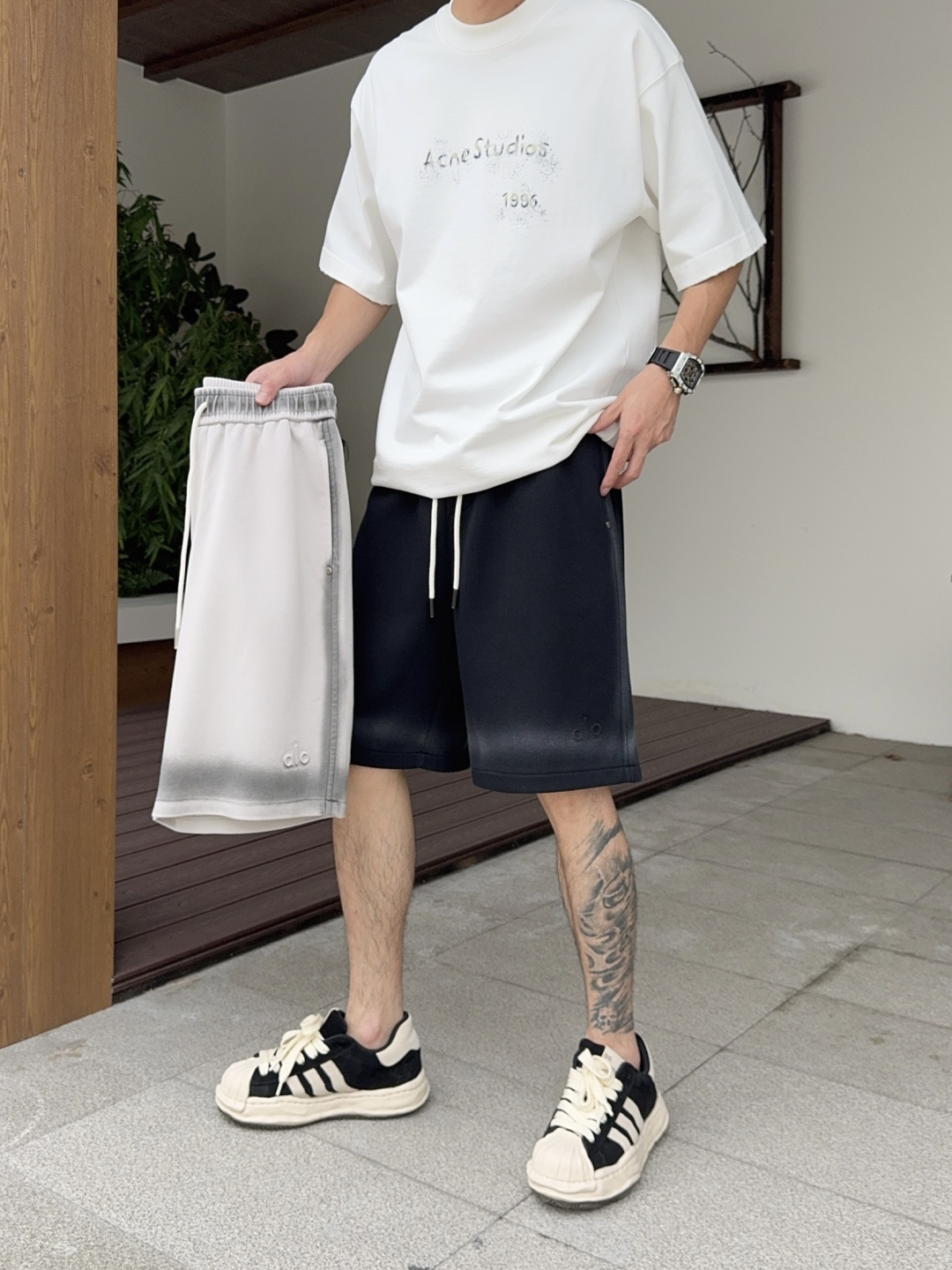 NO:849015,alo has all three standards. The latest 2026 summer short-sleeved products are available at the counter. The original order is very good. Fashionable imported original technical fabrics. The upper body is comfortable and breathable. Original customized hardware accessories. The upper body is handsome and stylish. All three standards are complete. Recommended model. The grade is very high. The purchasing code number is M-XXXL. The maximum wearing capacity is 195 pounds. T-shirt.19860909alo三标齐全. 2026夏季新款最新品短袖,专柜同步有售,原单狠货,时尚进口原版科技面料,上身舒适透气,原版定制五金辅料,上身帅气有型,三标齐全,推荐款,档次极高,代购级码数M-XXXL,最大穿195斤,,T-shirt,,Men's clothing