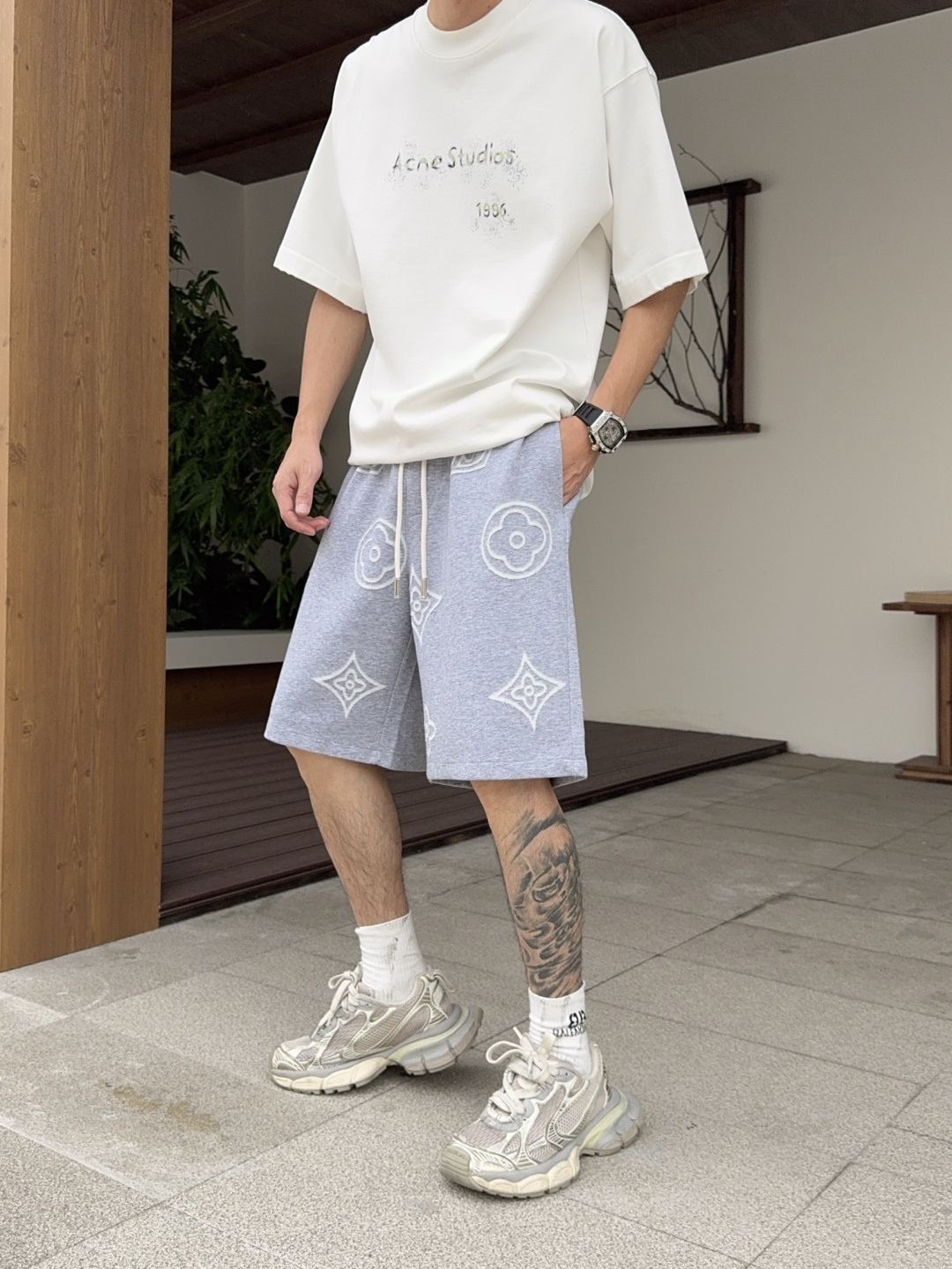 NO:849026,LV three labels are complete. The latest 2026 summer short-sleeves are available at the counter. The original order is very good. Fashionable imported original technical fabrics. The upper body is comfortable and breathable. The original customized hardware accessories. The upper body is handsome and stylish. The three labels are complete. Recommended model. The grade is very high. The purchasing code number is M-XXXL. The maximum wear is 195 pounds. Louis vuitton, T-shirt,19860909LV三标齐全. 2026夏季新款最新品短袖,专柜同步有售,原单狠货,时尚进口原版科技面料,上身舒适透气,原版定制五金辅料,上身帅气有型,三标齐全,推荐款,档次极高,代购级码数M-XXXL,最大穿195斤,,louis vuitton,T-shirt,,Men's clothing