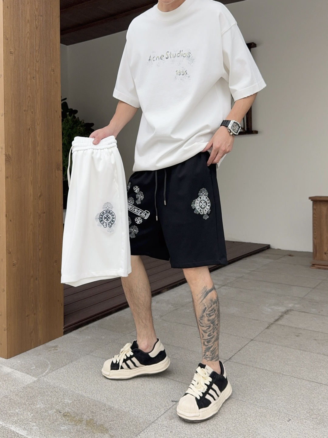 NO:849020,Chrome hearts are complete with three standards. The latest 2026 summer short-sleeves are available at the counter. The original order is very good. Fashionable imported original technical fabrics. The upper body is comfortable and breathable. The original customized hardware accessories. The upper body is handsome and stylish. The three standards are complete. Recommended style. Very high grade. Purchasing code number M-XXXL. Maximum wearing capacity is 195 pounds. Chrome hearts. T-shirt.19860909克罗心三标齐全. 2026夏季新款最新品短袖,专柜同步有售,原单狠货,时尚进口原版科技面料,上身舒适透气,原版定制五金辅料,上身帅气有型,三标齐全,推荐款,档次极高,代购级码数M-XXXL,最大穿195斤,,chrome hearts,T-shirt,,Men's clothing