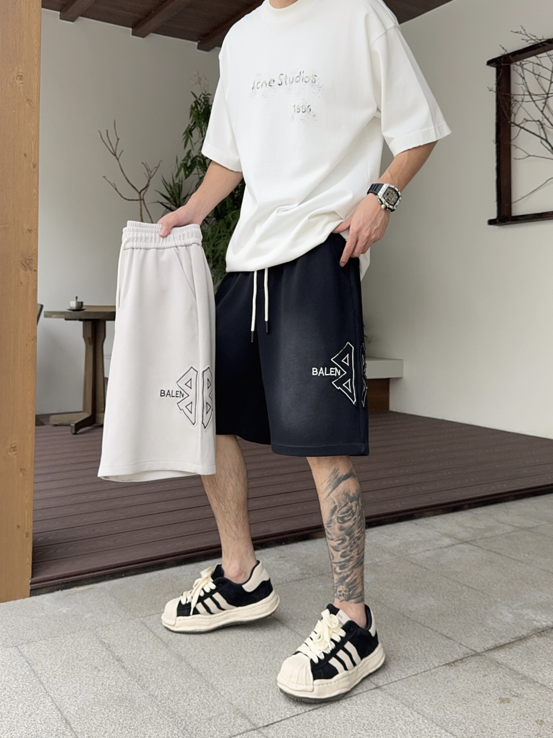 NO:849017,Balenciaga has all three labels. The latest 2026 summer short-sleeves are available at the counter. The original goods are very good. Fashionable imported original technical fabrics. The upper body is comfortable and breathable. Original customized hardware accessories. The upper body is handsome and stylish. All three labels are complete. Recommended model. Very high grade. Purchasing code number M-XXXL. Maximum wear is 195 catties., balenciaga, T-shirt,19860909巴黎世家三标齐全. 2026夏季新款最新品短袖,专柜同步有售,原单狠货,时尚进口原版科技面料,上身舒适透气,原版定制五金辅料,上身帅气有型,三标齐全,推荐款,档次极高,代购级码数M-XXXL,最大穿195斤,,balenciaga,T-shirt,,Men's clothing