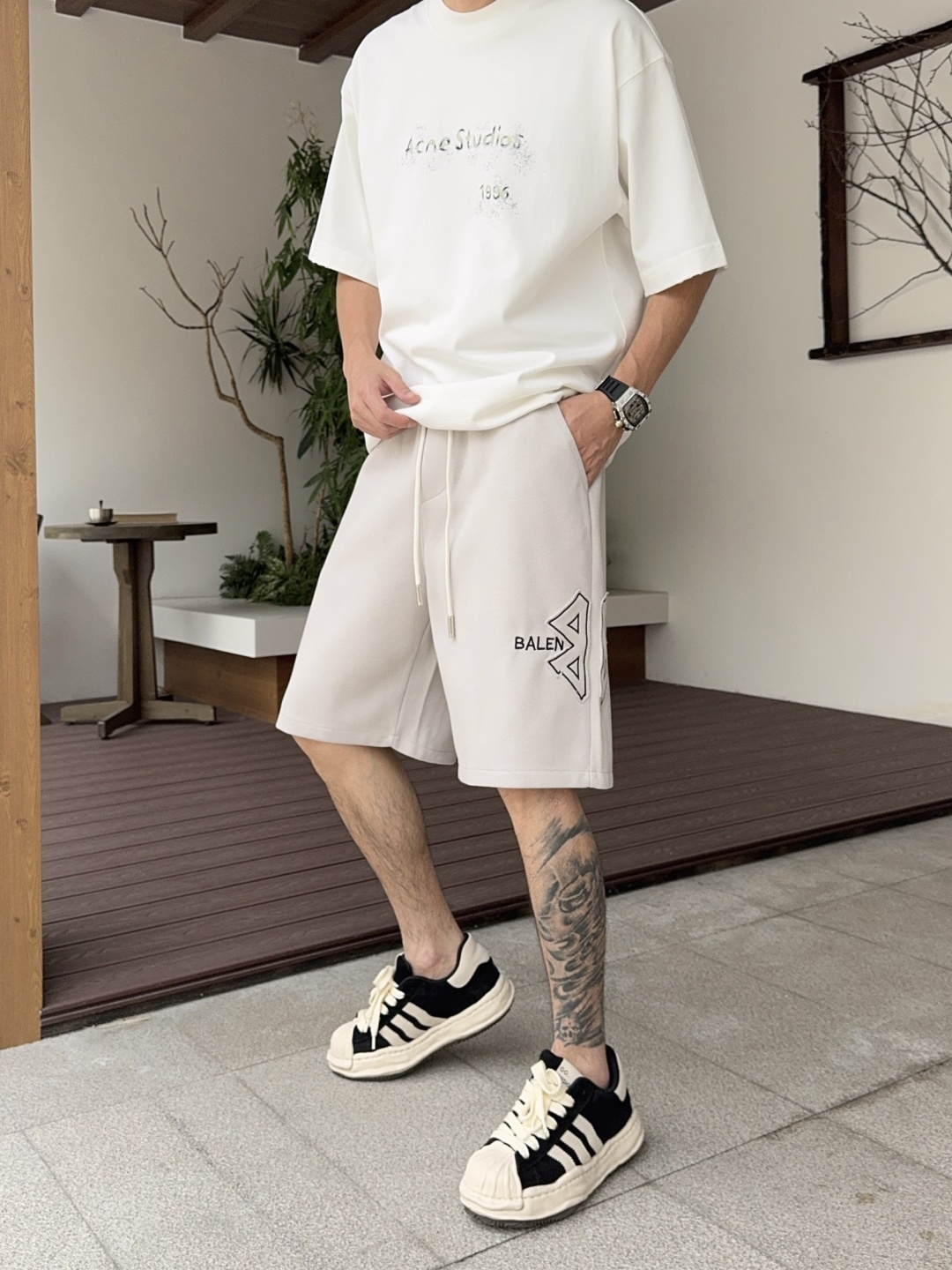 NO:849014,Balenciaga has all three labels. The latest 2026 summer short-sleeves are available at the counter. The original goods are very good. Fashionable imported original technical fabrics. The upper body is comfortable and breathable. Original customized hardware accessories. The upper body is handsome and stylish. All three labels are complete. Recommended model. Very high grade. Purchasing code number M-XXXL. Maximum wear is 195 catties., balenciaga, T-shirt,19860909巴黎世家三标齐全. 2026夏季新款最新品短袖,专柜同步有售,原单狠货,时尚进口原版科技面料,上身舒适透气,原版定制五金辅料,上身帅气有型,三标齐全,推荐款,档次极高,代购级码数M-XXXL,最大穿195斤,,balenciaga,T-shirt,,Men's clothing