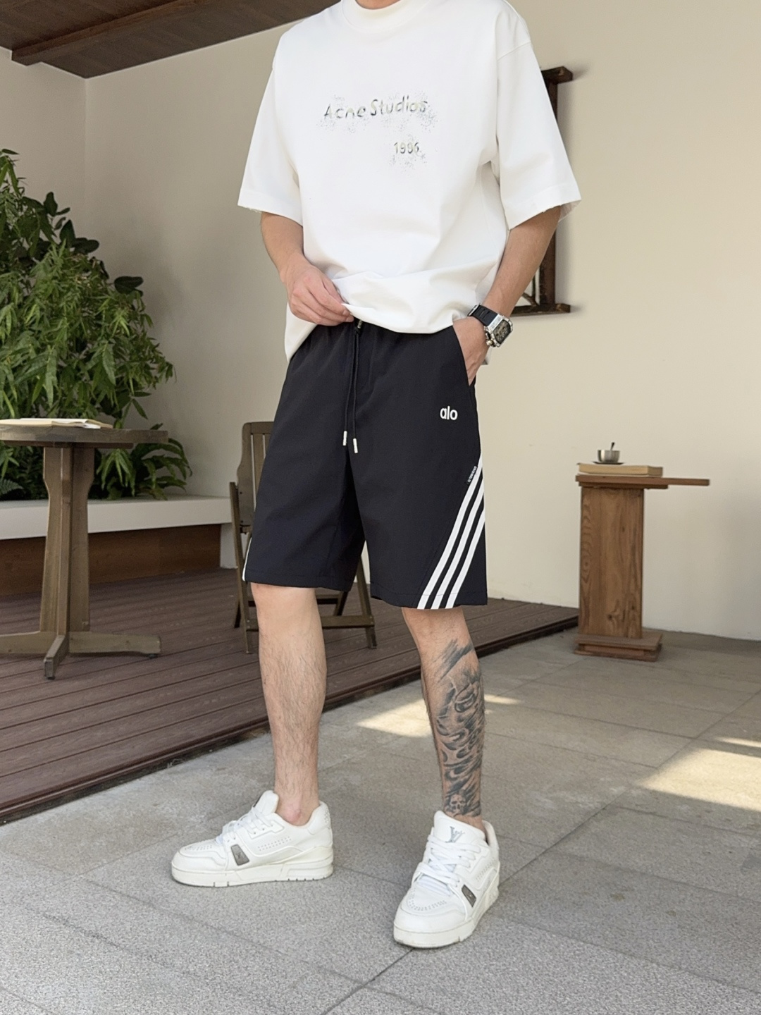 NO:849011,alo has all three standards. The latest 2026 summer short-sleeved products are available at the counter. The original order is very good. Fashionable imported original technical fabrics. The upper body is comfortable and breathable. Original customized hardware accessories. The upper body is handsome and stylish. All three standards are complete. Recommended model. The grade is very high. The purchasing code number is M-XXXL. The maximum wearing capacity is 195 pounds. T-shirt.19860909alo三标齐全. 2026夏季新款最新品短袖,专柜同步有售,原单狠货,时尚进口原版科技面料,上身舒适透气,原版定制五金辅料,上身帅气有型,三标齐全,推荐款,档次极高,代购级码数M-XXXL,最大穿195斤,,T-shirt,,Men's clothing