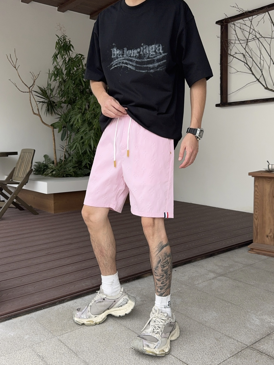 NO:849040,LV three-standard complete 2026 summer new men's casual shorts, advanced custom-made breathable fabrics, extremely breathable, elastic and comfortable, impeccable details, top-grade accessories, original logo design concept, delicate and soft feel!  The upper body fit is awesome!  Sizes M-XXXL, please state your height and weight when ordering,,louis vuitton,shorts,19860909LV 三标齐全 2026夏季新款男士休闲短裤,高级定制面料透气面料 透气弹力舒适度极高,细节无可挑剔,顶级辅料配备,原版logo设计理念,手感细腻柔软！上身版型超赞！尺码M-XXXL下单报身高体重,,louis vuitton,shorts,,Men's clothing