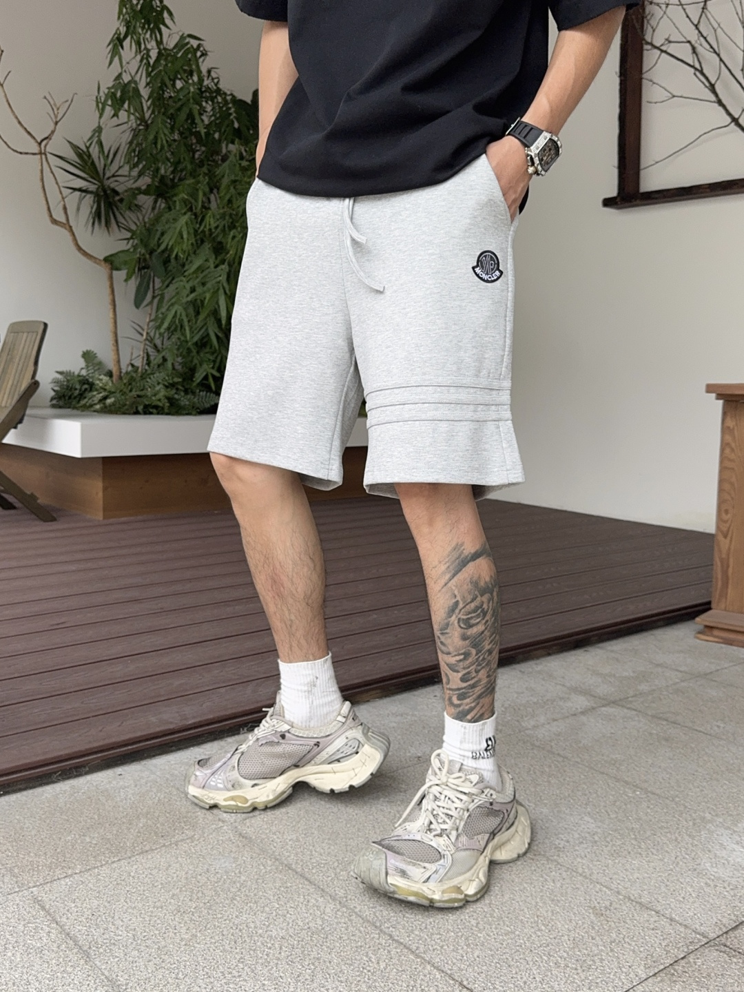 NO:849038,Mouth-mounted, complete with three standards, 2026 new summer men's casual shorts, advanced custom-made breathable fabrics, extremely breathable, elastic and comfortable, with impeccable details, top-grade accessories, original logo design concept, delicate and soft feel!  The upper body fit is awesome!  Sizes M-XXXL, please state your height and weight when ordering,,Moncler,shorts,19860909蒙口 三标齐全 2026夏季新款男士休闲短裤,高级定制面料透气面料 透气弹力舒适度极高,细节无可挑剔,顶级辅料配备,原版logo设计理念,手感细腻柔软！上身版型超赞！尺码M-XXXL下单报身高体重,,Moncler,shorts,,Men's clothing