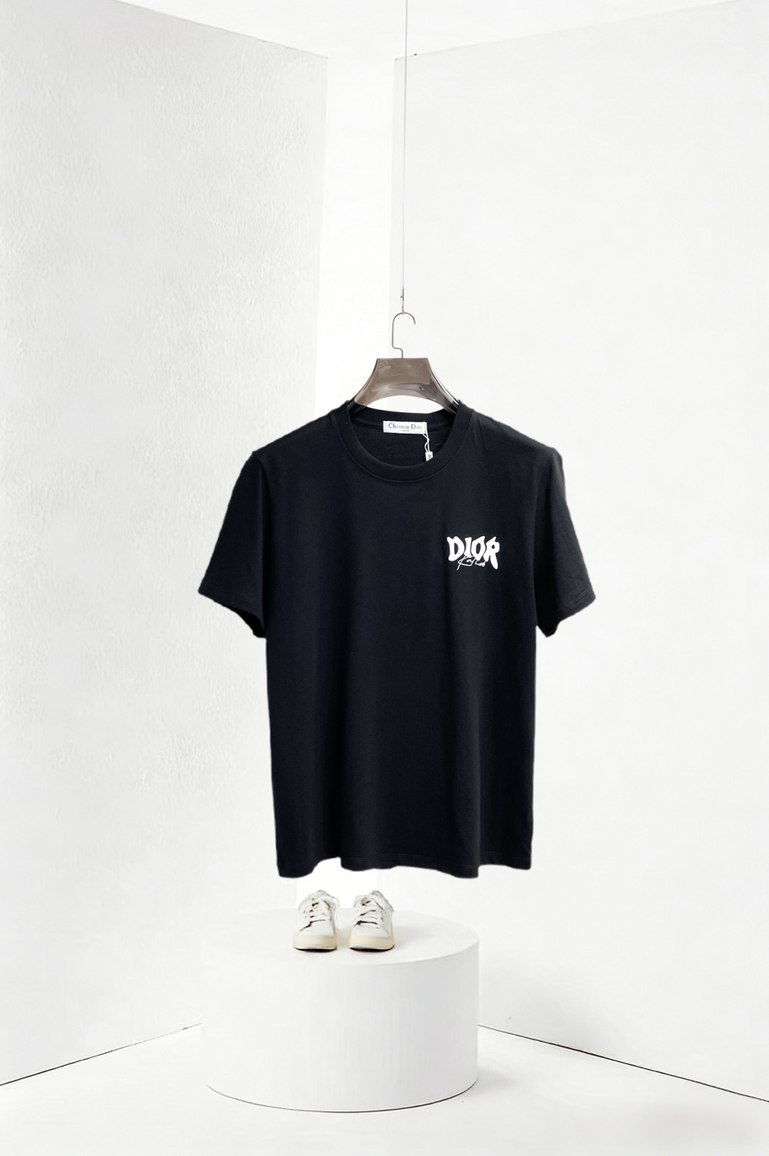 NO:849904,Dior has all three labels. The latest 2026 summer short-sleeved short sleeves are available at the counter. Original goods, fashionable imported original technical fabrics, comfortable and breathable upper body, original customized hardware accessories, handsome and stylish upper body, complete with three labels, recommended model, very high grade, purchasing code number L-4XL, maximum wearing capacity is 195 catties, dior, T-shirt,19860909迪奥三标齐全. 2026夏季新款最新品短袖,专柜同步有售,原单狠货,时尚进口原版科技面料,上身舒适透气,原版定制五金辅料,上身帅气有型,三标齐全,推荐款,档次极高,代购级码数L-4XL,最大穿195斤,,dior,T-shirt,,Men's clothing