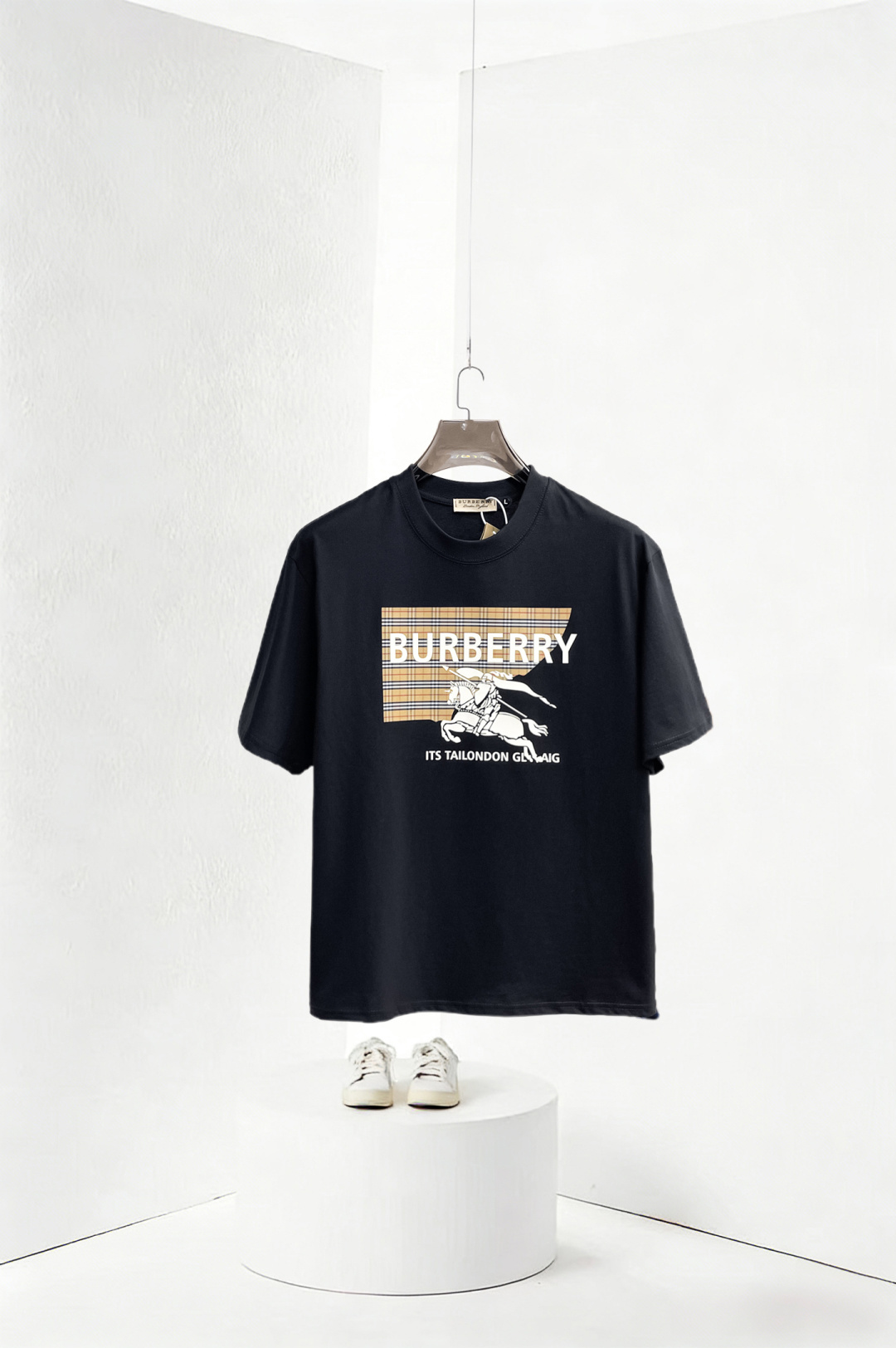 NO:849902,Burberry has all three labels. The latest 2026 summer short-sleeved short sleeves are available at the counter. Original goods, fashionable imported original technical fabrics, comfortable and breathable upper body, original customized hardware accessories, handsome and stylish upper body, complete with three labels, recommended style, extremely high grade, purchasing code number L-4XL, maximum wearing capacity is 195 catties,, burberry, T-shirt,19860909巴宝莉三标齐全. 2026夏季新款最新品短袖,专柜同步有售,原单狠货,时尚进口原版科技面料,上身舒适透气,原版定制五金辅料,上身帅气有型,三标齐全,推荐款,档次极高,代购级码数L-4XL,最大穿195斤,,burberry,T-shirt,,Men's clothing