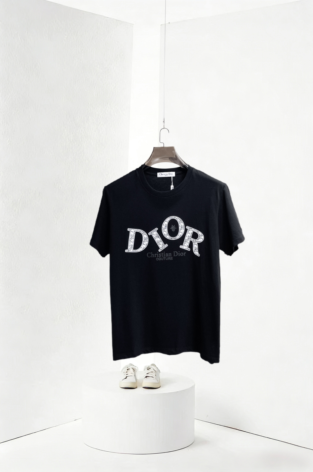 NO:849900,Dior has all three labels. The latest 2026 summer short-sleeved short sleeves are available at the counter. Original goods, fashionable imported original technical fabrics, comfortable and breathable upper body, original customized hardware accessories, handsome and stylish upper body, complete with three labels, recommended model, very high grade, purchasing code number L-4XL, maximum wearing capacity is 195 catties, dior, T-shirt,19860909迪奥三标齐全. 2026夏季新款最新品短袖,专柜同步有售,原单狠货,时尚进口原版科技面料,上身舒适透气,原版定制五金辅料,上身帅气有型,三标齐全,推荐款,档次极高,代购级码数L-4XL,最大穿195斤,,dior,T-shirt,,Men's clothing