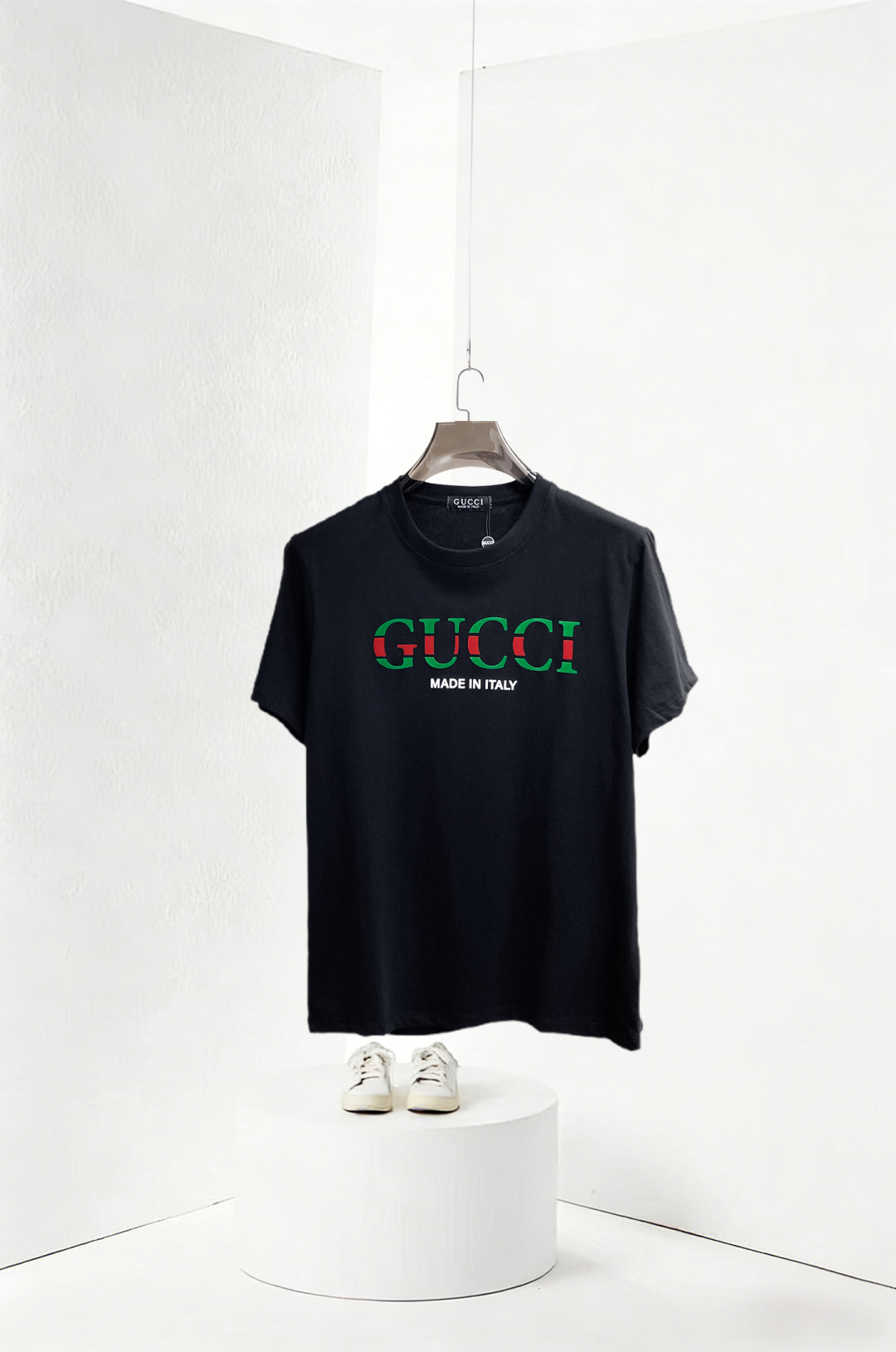 NO:849896,Gucci has all three labels. The latest 2026 summer short-sleeved short sleeves are available at the counter. The original order is very good. Fashionable original imported technical fabrics. The upper body is comfortable and breathable. Original customized hardware accessories. The upper body is handsome and stylish. All three labels are complete. Recommended model. The grade is very high. The purchasing code number is L-4XL. The maximum wearing capacity is 195 catties., gucci, T-shirt,19860909古驰三标齐全. 2026夏季新款最新品短袖,专柜同步有售,原单狠货,时尚进口原版科技面料,上身舒适透气,原版定制五金辅料,上身帅气有型,三标齐全,推荐款,档次极高,代购级码数L-4XL,最大穿195斤,,gucci,T-shirt,,Men's clothing