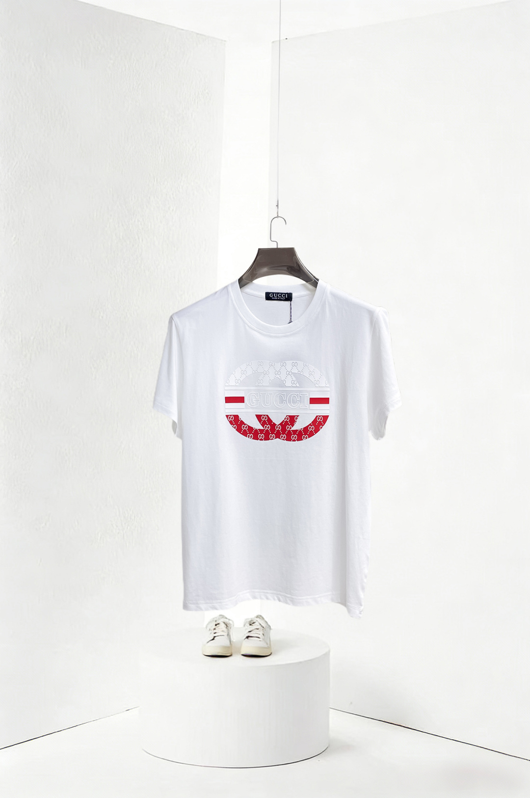 NO:849939,Gucci has all three standards. The latest 2026 summer short-sleeves are available at the counter. The original order is very good. The original fashionable imported technical fabrics. The upper body is comfortable and breathable. The original customized hardware accessories. The upper body is handsome and stylish. The three standards are complete. Recommended model. The grade is very high. The purchasing code number is L-4XL. The maximum wear is 195 catties., gucci, T-shirt,19860909古驰 三标齐全. 2026夏季新款最新品短袖,专柜同步有售,原单狠货,时尚进口原版科技面料,上身舒适透气,原版定制五金辅料,上身帅气有型,三标齐全,推荐款,档次极高,代购级码数L-4XL,最大穿195斤,,gucci,T-shirt,,Men's clothing