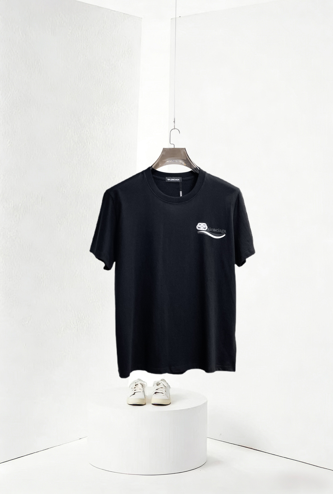 NO:849927,Balenciaga has all three standards. The latest 2026 summer short-sleeves are available at the counter. The original order is very good. Fashionable original imported technical fabrics. The upper body is comfortable and breathable. The original customized hardware accessories. The upper body is handsome and stylish. The three standards are complete. Recommended model. The grade is very high. The purchasing code number is L-4XL. The maximum wearing capacity is 195 catties., balenciaga, T-shirt,19860909巴黎世家三标齐全. 2026夏季新款最新品短袖,专柜同步有售,原单狠货,时尚进口原版科技面料,上身舒适透气,原版定制五金辅料,上身帅气有型,三标齐全,推荐款,档次极高,代购级码数L-4XL,最大穿195斤,,balenciaga,T-shirt,,Men's clothing