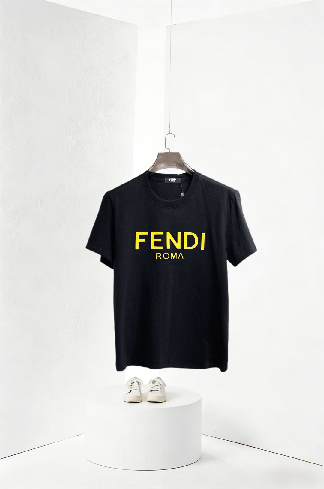 NO:849924,Fendi has all three labels. The latest 2026 summer short-sleeved short sleeves are available at the counter. The original order is very good. Fashionable imported original technical fabrics. The upper body is comfortable and breathable. Original customized hardware accessories. The upper body is handsome and stylish. All three labels are complete. Recommended model. Very high grade. Purchasing code number is L-4XL. Maximum wear is 195 pounds. Fendi, T-shirt.19860909芬迪三标齐全. 2026夏季新款最新品短袖,专柜同步有售,原单狠货,时尚进口原版科技面料,上身舒适透气,原版定制五金辅料,上身帅气有型,三标齐全,推荐款,档次极高,代购级码数L-4XL,最大穿195斤,,fendi,T-shirt,,Men's clothing