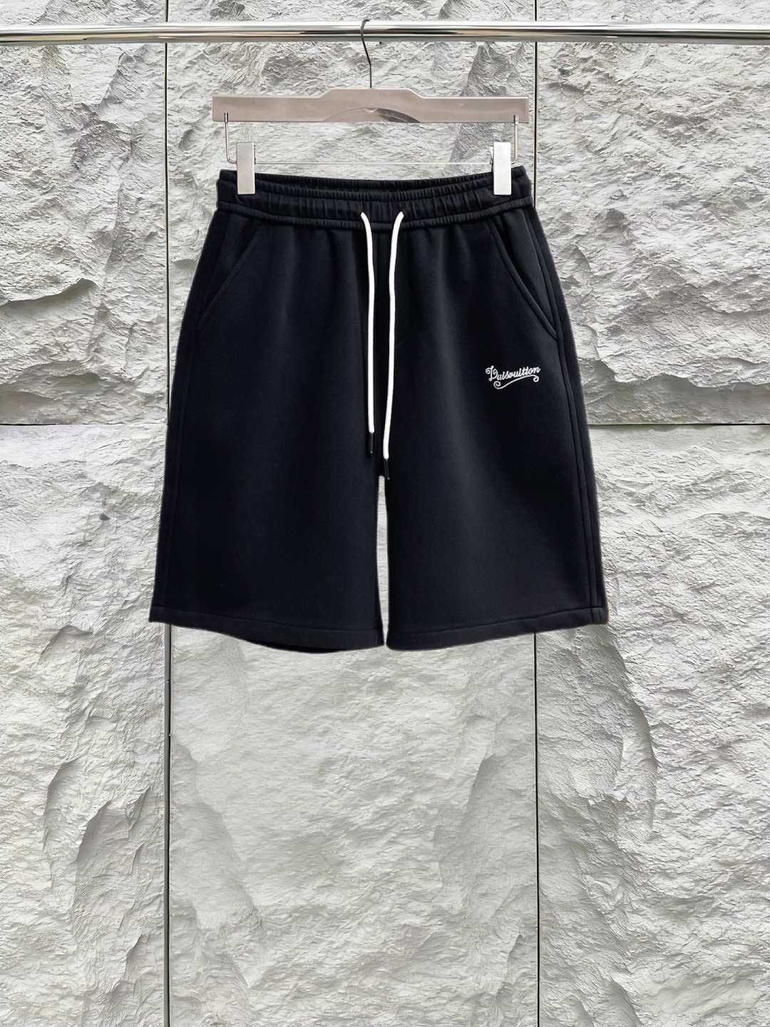 NO:849935,LV three-standard complete 2026 summer new men's casual shorts, advanced custom-made breathable fabrics, extremely breathable, elastic and comfortable, impeccable details, top-grade accessories, original logo design concept, delicate and soft feel!  The upper body fit is awesome!  Sizes M-XXXL, please state your height and weight when ordering,,louis vuitton,shorts,19860909LV 三标齐全 2026夏季新款男士休闲短裤,高级定制面料透气面料 透气弹力舒适度极高,细节无可挑剔,顶级辅料配备,原版logo设计理念,手感细腻柔软！上身版型超赞！尺码M-XXXL下单报身高体重,,louis vuitton,shorts,,Men's clothing