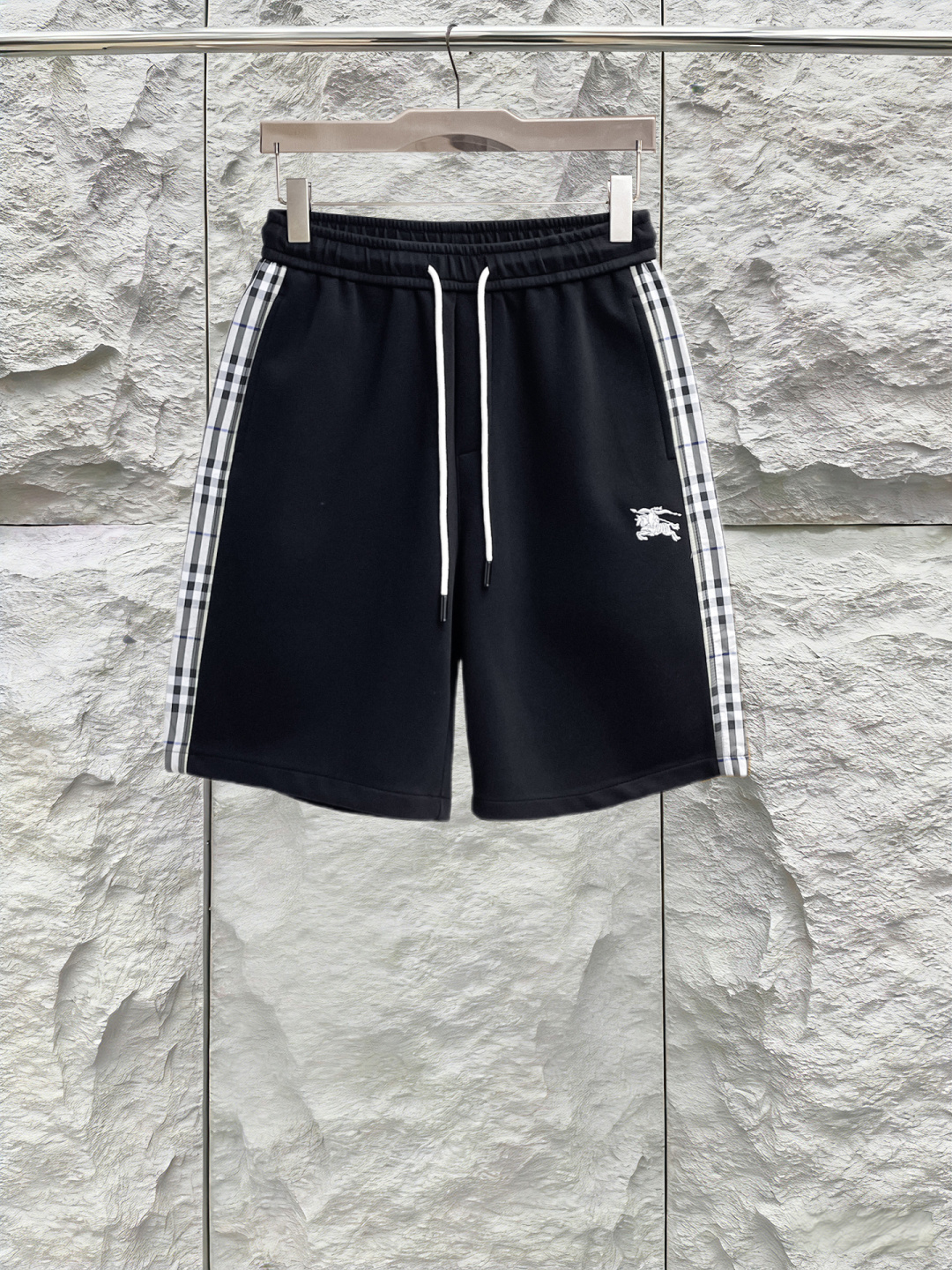 NO:849925,Burberry's three-standard complete 2026 new summer men's casual shorts, advanced custom-made breathable fabrics, extremely breathable, elastic and comfortable, impeccable details, top-grade accessories, original logo design concept, delicate and soft feel!  The upper body fit is awesome!  Sizes M-XXXL, please state your height and weight when ordering, burberry, shorts,19860909巴宝莉 三标齐全 2026夏季新款男士休闲短裤,高级定制面料透气面料 透气弹力舒适度极高,细节无可挑剔,顶级辅料配备,原版logo设计理念,手感细腻柔软！上身版型超赞！尺码M-XXXL下单报身高体重,,burberry,shorts,,Men's clothing