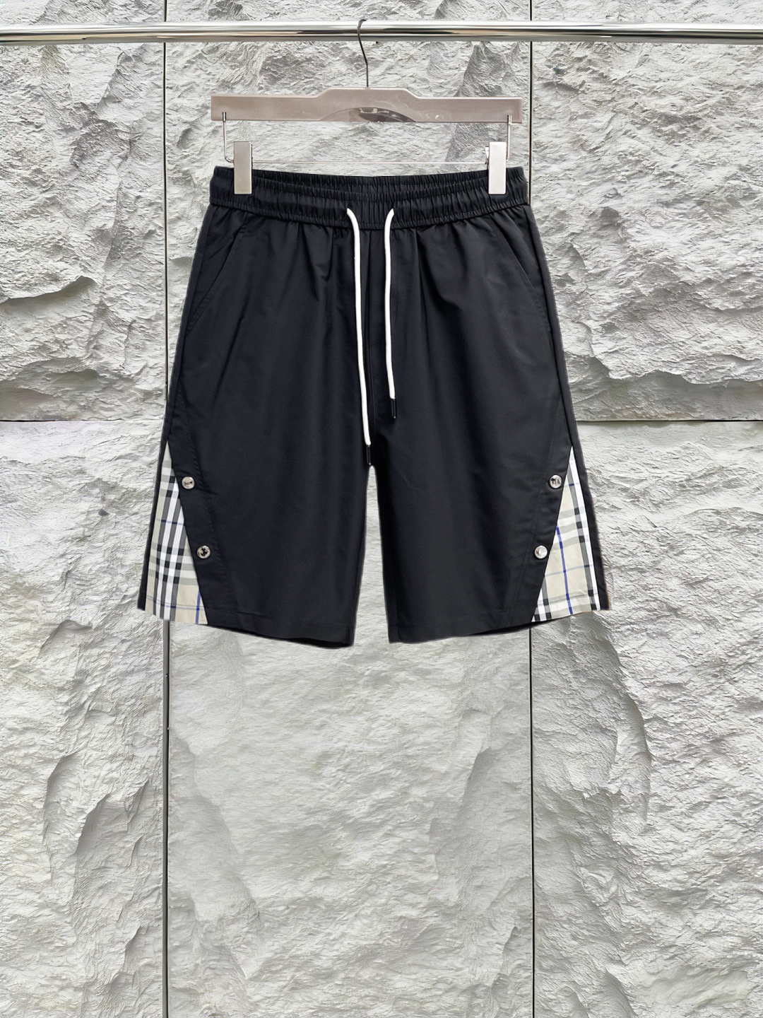 NO:849917,Burberry's three-standard complete 2026 new summer men's casual shorts, advanced custom-made breathable fabrics, extremely breathable, elastic and comfortable, impeccable details, top-grade accessories, original logo design concept, delicate and soft feel!  The upper body fit is awesome!  Sizes M-XXXL, please state your height and weight when ordering, burberry, shorts,19860909巴宝莉 三标齐全 2026夏季新款男士休闲短裤,高级定制面料透气面料 透气弹力舒适度极高,细节无可挑剔,顶级辅料配备,原版logo设计理念,手感细腻柔软！上身版型超赞！尺码M-XXXL下单报身高体重,,burberry,shorts,,Men's clothing