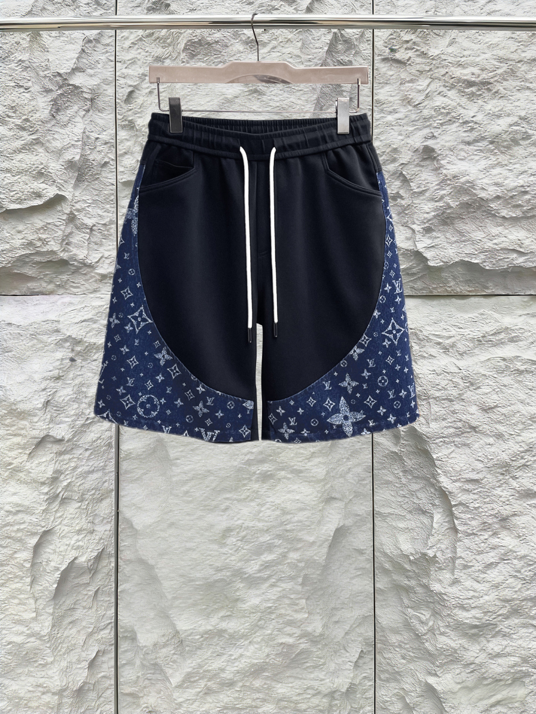 NO:849957,LV three labels are complete. The latest 2026 summer shorts are available at the counter at the same time. Original goods, fashionable original imported technical fabrics, comfortable and breathable upper body, original customized hardware accessories, handsome and stylish upper body, complete three labels, recommended model, extremely high grade, purchasing code number M-XXXL, maximum wearing capacity is 195 catties, louis vuitton, shorts,19860909LV三标齐全. 2026夏季新款最新品短裤,专柜同步有售,原单狠货,时尚进口原版科技面料,上身舒适透气,原版定制五金辅料,上身帅气有型,三标齐全,推荐款,档次极高,代购级码数M-XXXL,最大穿195斤,,louis vuitton,shorts,,Men's clothing