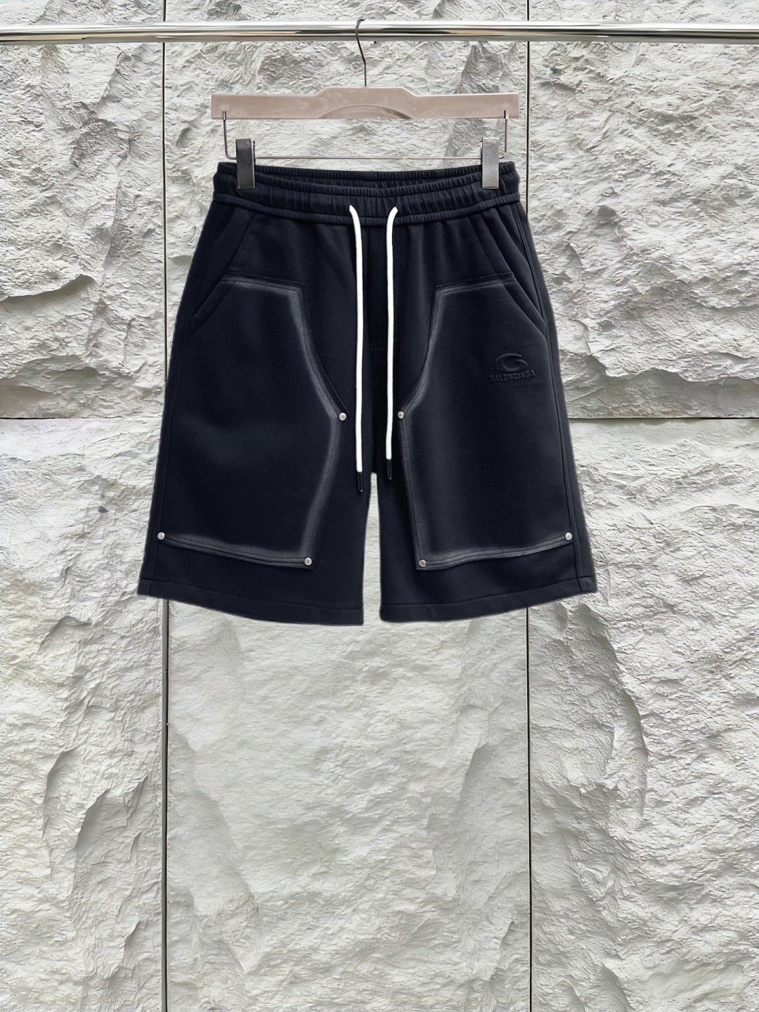 NO:849937,Balenciaga has all three standards. The latest 2026 summer shorts are available at the counter. The original order is very good. Fashionable original imported technical fabrics. The upper body is comfortable and breathable. Original customized hardware accessories. The upper body is handsome and stylish. All three standards are complete. Recommended model. Very high grade. Purchasing code number M-XXXL. Maximum wearing capacity is 195 catties., balenciaga, shorts,19860909巴黎世家三标齐全. 2026夏季新款最新品短裤,专柜同步有售,原单狠货,时尚进口原版科技面料,上身舒适透气,原版定制五金辅料,上身帅气有型,三标齐全,推荐款,档次极高,代购级码数M-XXXL,最大穿195斤,,balenciaga,shorts,,Men's clothing