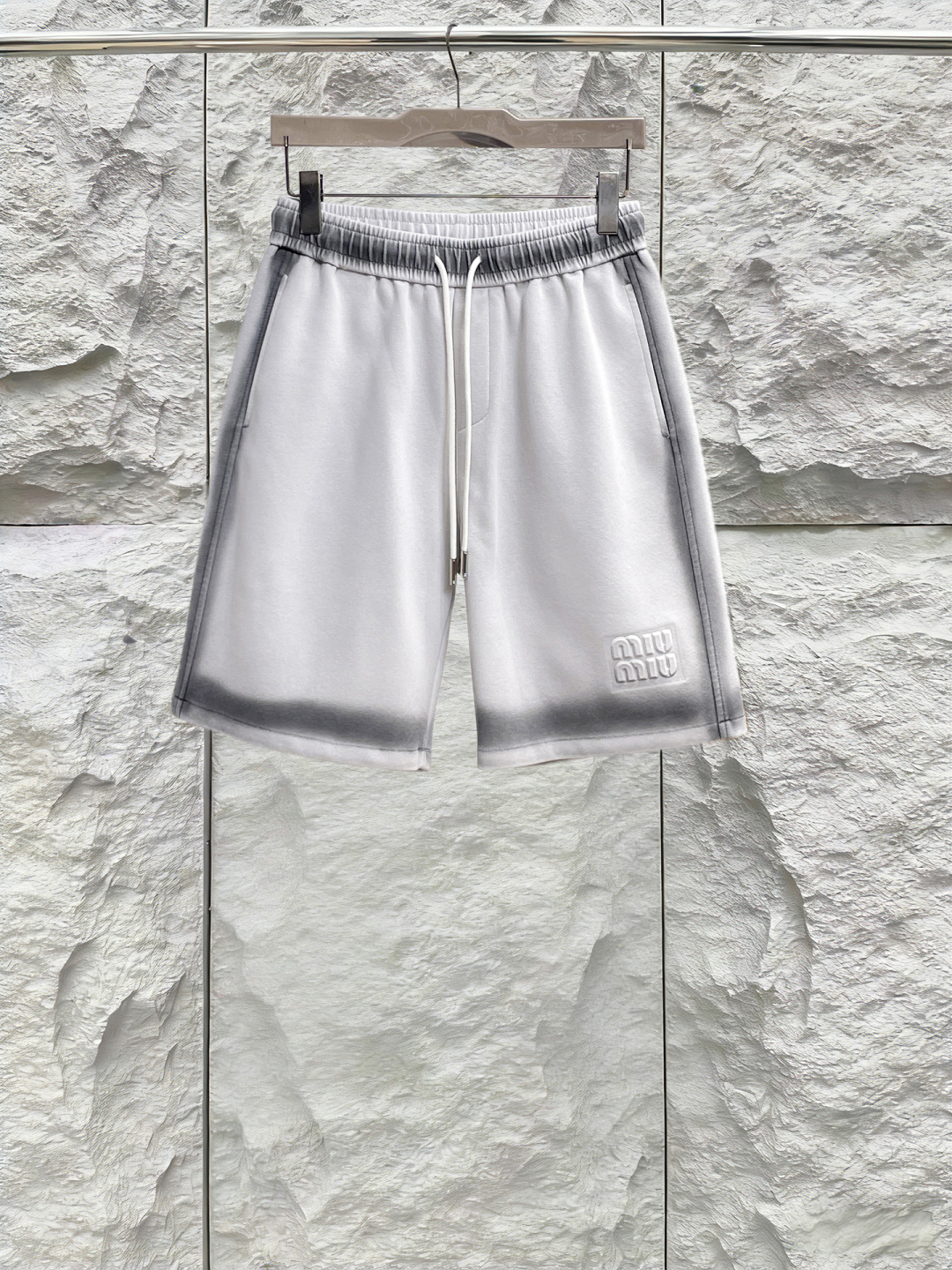 NO:849929,miumiu has all three standards. The latest 2026 summer shorts are available at the counter. They are original goods. Fashionable imported original technical fabrics. The upper body is comfortable and breathable. Original customized hardware accessories. The upper body is handsome and stylish. All three standards are complete. Recommended model. The grade is very high. The code number for purchasing is M-XXXL. The maximum wearing capacity is 195 catties., miumiu, shorts,19860909miumiu三标齐全. 2026夏季新款最新品短裤,专柜同步有售,原单狠货,时尚进口原版科技面料,上身舒适透气,原版定制五金辅料,上身帅气有型,三标齐全,推荐款,档次极高,代购级码数M-XXXL,最大穿195斤,,miumiu,shorts,,Men's clothing