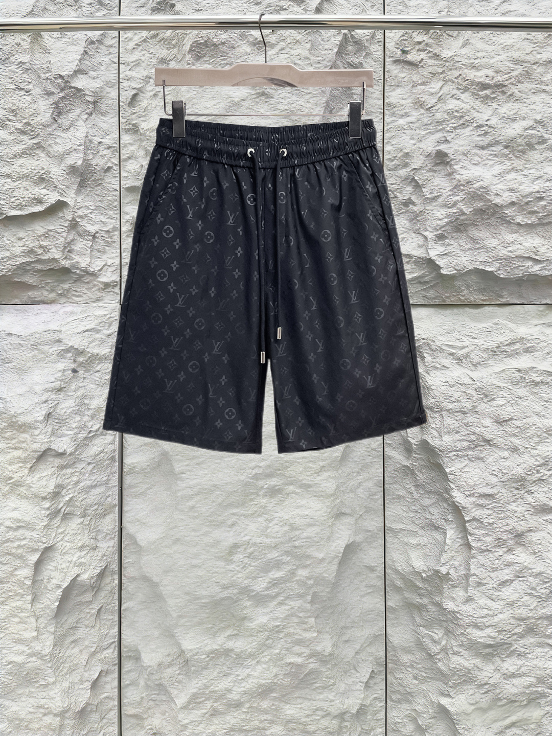 NO:849961,LV three labels are complete. The latest 2026 summer shorts are available at the counter at the same time. Original goods, fashionable original imported technical fabrics, comfortable and breathable upper body, original customized hardware accessories, handsome and stylish upper body, complete three labels, recommended model, extremely high grade, purchasing code number M-XXXL, maximum wearing capacity is 195 catties, louis vuitton, shorts,19860909LV三标齐全. 2026夏季新款最新品短裤,专柜同步有售,原单狠货,时尚进口原版科技面料,上身舒适透气,原版定制五金辅料,上身帅气有型,三标齐全,推荐款,档次极高,代购级码数M-XXXL,最大穿195斤,,louis vuitton,shorts,,Men's clothing