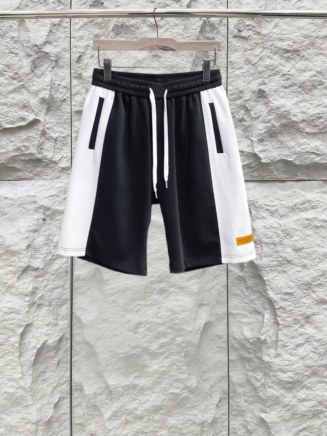 NO:849952,LV three labels are complete. The latest 2026 summer shorts are available at the counter at the same time. Original goods, fashionable original imported technical fabrics, comfortable and breathable upper body, original customized hardware accessories, handsome and stylish upper body, complete three labels, recommended model, extremely high grade, purchasing code number M-XXXL, maximum wearing capacity is 195 catties, louis vuitton, shorts,19860909LV三标齐全. 2026夏季新款最新品短裤,专柜同步有售,原单狠货,时尚进口原版科技面料,上身舒适透气,原版定制五金辅料,上身帅气有型,三标齐全,推荐款,档次极高,代购级码数M-XXXL,最大穿195斤,,louis vuitton,shorts,,Men's clothing