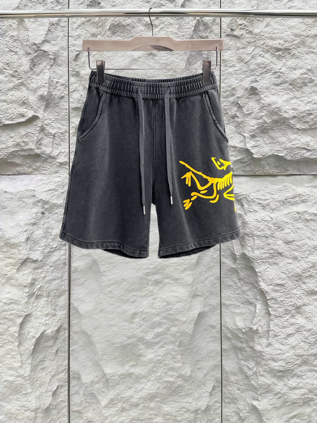 NO:849949,Arc'teryx has all three standards. 2026 summer new and latest shorts, available at counters simultaneously, original goods, fashionable original imported technical fabrics, upper body comfortable and breathable, original customized hardware accessories, handsome and stylish upper body, complete three standards, recommended style, extremely high grade, purchasing code number M-XXXL, maximum wear 195 pounds, arc'teryx, shorts,19860909始祖鸟 三标齐全. 2026夏季新款最新品短裤,专柜同步有售,原单狠货,时尚进口原版科技面料,上身舒适透气,原版定制五金辅料,上身帅气有型,三标齐全,推荐款,档次极高,代购级码数M-XXXL,最大穿195斤,arc'teryx,shorts,,Men's clothing