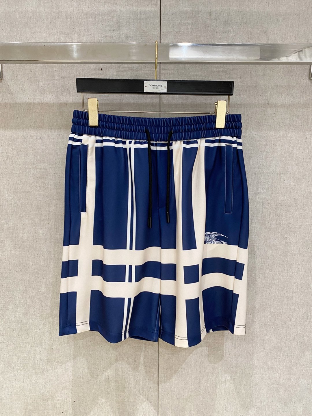 NO:849964,Burberry 2026 summer new original counter casual shorts, luxury classic brand original LOGO accessories, counter best-selling model. Very comfortable to wear, low-key yet luxurious, very classy to wear. Needless to say the trousers style and tailoring. The upper body is exquisite and high-end, first-class and top-quality materials. Really palace-level casual pants. The cotton of Turkey is selected for its outstanding quality. After heavy washing, the pants are very soft!  Don't be picky. The upper body is absolutely stylish and extremely luxurious. Please quote your height and weight when ordering sizes M-3XL.,,burberry,shorts,19860909巴宝莉 2026夏季新款原单专柜休闲短裤,奢华经典品牌原版LOGO配饰 专柜热销款 身穿着非常舒适 低调不失奢华 穿出去非常有档次 裤型款式和裁剪亦无需多言 上身精致跃然高档一等一顶级质料 真正殿堂级的休闲裤 选用土耳其的棉花品质卓然,经过重水洗使得裤子很柔软！不挑人 上身绝对的有型 极度奢华. 尺码M-3XL下单报身高体重.,,burberry,shorts,,Men's clothing