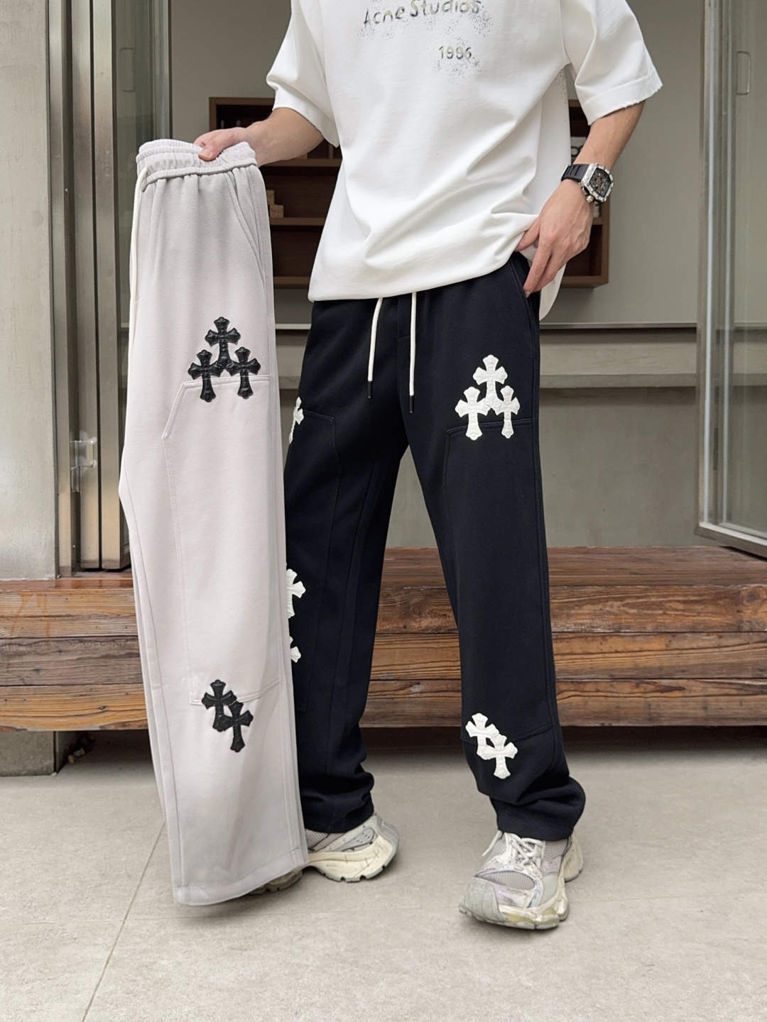 NO:849970,Chrome Hearts 2026 spring new trousers and casual pants are on sale simultaneously on the official website. The brand's classic LOGO casual pants are made of customized fabrics with excellent comfort and strong touch. Highly recognizable and perfect in appearance and craftsmanship. Sizes M-3XL,,chrome hearts,19860909克罗心 2026春季新款长裤休闲裤 官网同步发售.品牌经典LOGO休闲裤 ,定制面料,舒适度极好,手触感强烈.辨识度极高,完美品相工艺. 尺码M-3XL,,chrome hearts,,Men's clothing