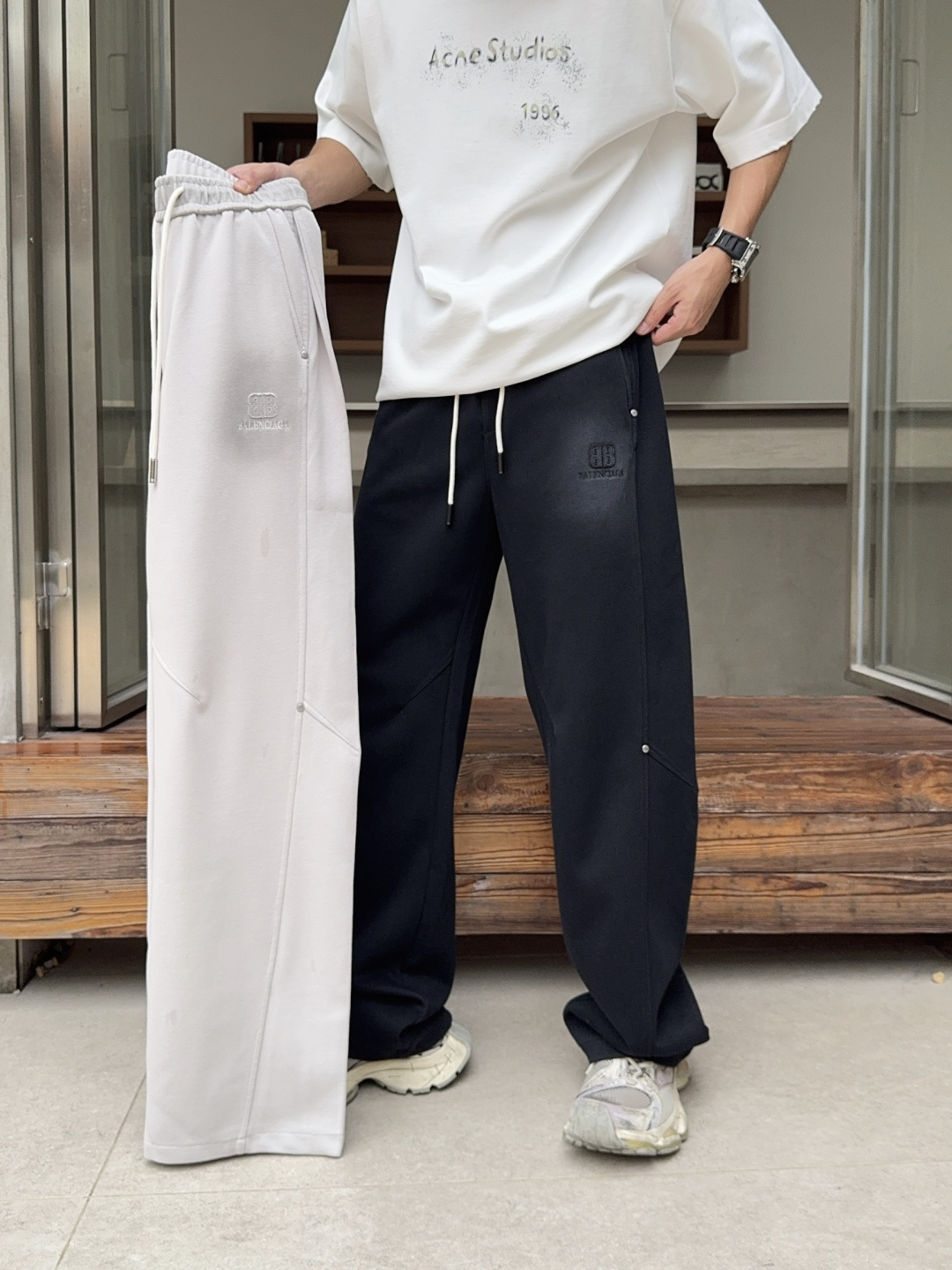 NO:849966,Balenciaga's 2026 spring new trousers and casual trousers are on sale simultaneously on the official website. The brand's classic LOGO casual trousers, customized fabrics, are extremely comfortable and have a strong touch. Highly recognizable, with perfect appearance and craftsmanship. Sizes M-3XL, balenciaga,19860909巴黎世家 2026春季新款长裤休闲裤 官网同步发售.品牌经典LOGO休闲裤 ,定制面料,舒适度极好,手触感强烈.辨识度极高,完美品相工艺. 尺码M-3XL,,balenciaga,,Men's clothing