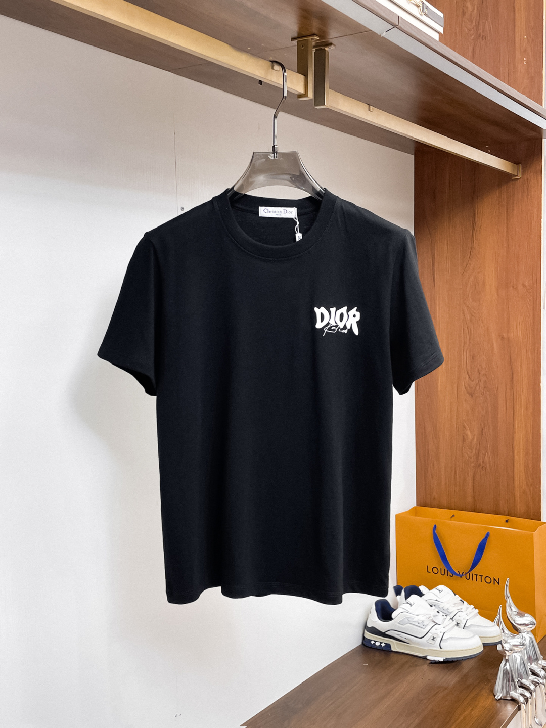 NO:859853,Dior has all three labels. The latest 2026 summer short-sleeved short sleeves are available at the counter. Original goods, fashionable imported original technical fabrics, comfortable and breathable upper body, original customized hardware accessories, handsome and stylish upper body, complete with three labels, recommended model, very high grade, purchasing code number L-4XL, maximum wearing capacity is 195 catties, dior, T-shirt,19860909迪奥三标齐全. 2026夏季新款最新品短袖,专柜同步有售,原单狠货,时尚进口原版科技面料,上身舒适透气,原版定制五金辅料,上身帅气有型,三标齐全,推荐款,档次极高,代购级码数L-4XL,最大穿195斤,,dior,T-shirt,,Men's clothing