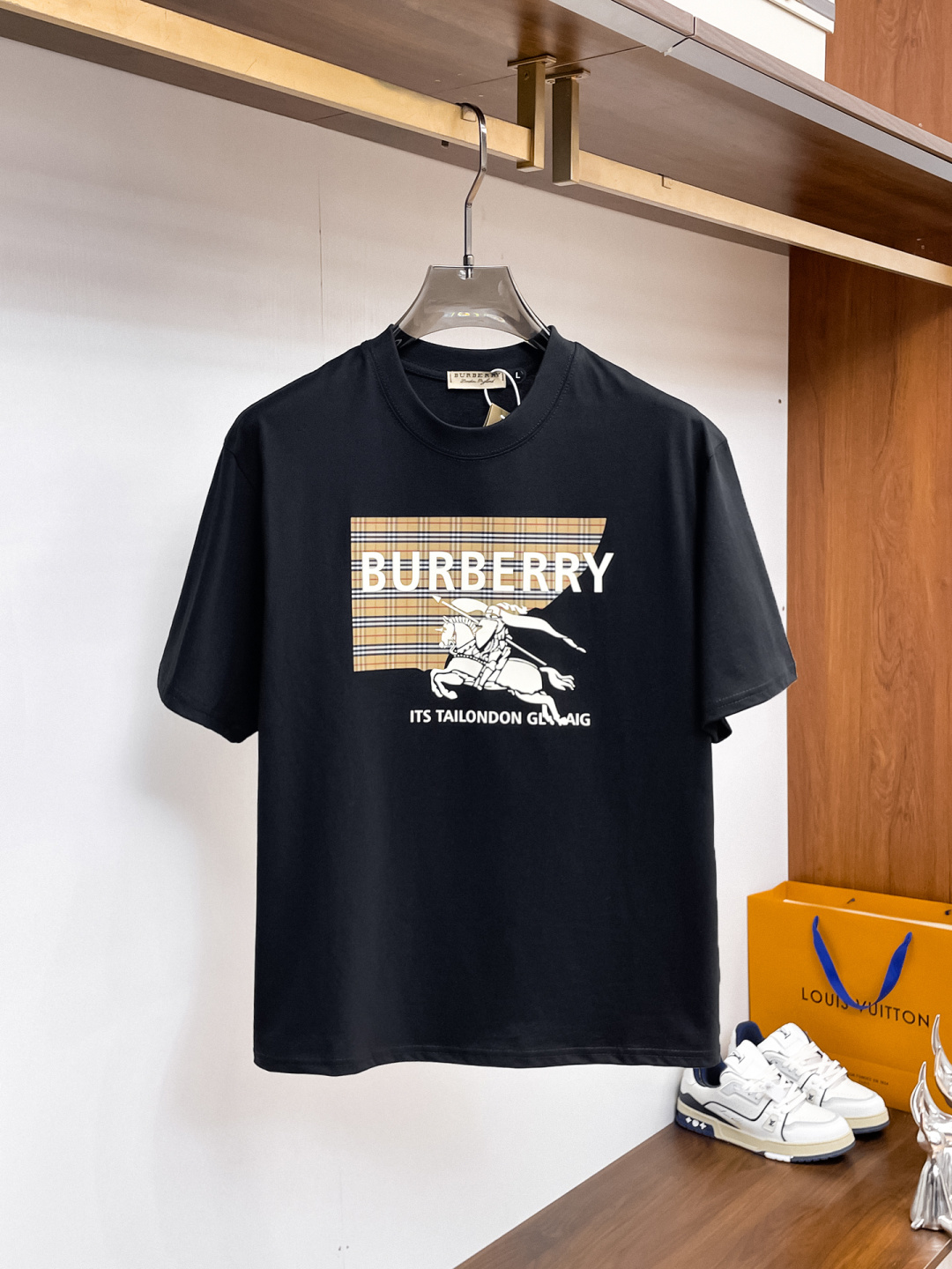 NO:859842,Burberry has all three labels. The latest 2026 summer short-sleeved short sleeves are available at the counter. Original goods, fashionable imported original technical fabrics, comfortable and breathable upper body, original customized hardware accessories, handsome and stylish upper body, complete with three labels, recommended style, extremely high grade, purchasing code number L-4XL, maximum wearing capacity is 195 catties,, burberry, T-shirt,19860909巴宝莉三标齐全. 2026夏季新款最新品短袖,专柜同步有售,原单狠货,时尚进口原版科技面料,上身舒适透气,原版定制五金辅料,上身帅气有型,三标齐全,推荐款,档次极高,代购级码数L-4XL,最大穿195斤,,burberry,T-shirt,,Men's clothing