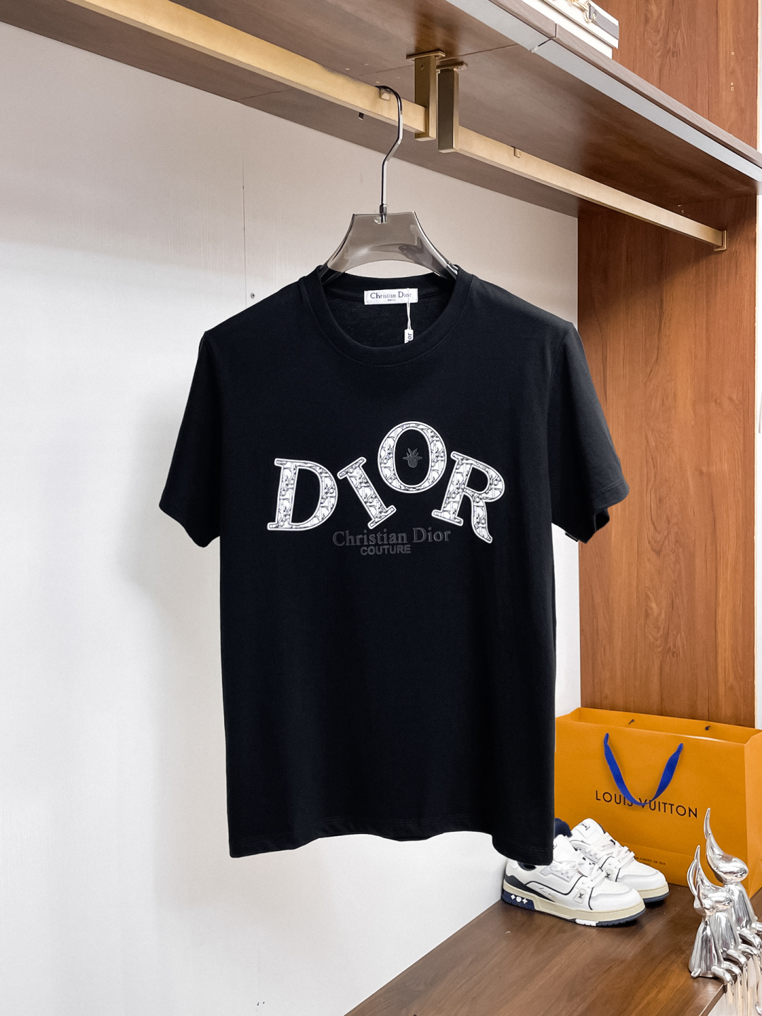 NO:859833,Dior has all three labels. The latest 2026 summer short-sleeved short sleeves are available at the counter. Original goods, fashionable imported original technical fabrics, comfortable and breathable upper body, original customized hardware accessories, handsome and stylish upper body, complete with three labels, recommended model, very high grade, purchasing code number L-4XL, maximum wearing capacity is 195 catties, dior, T-shirt,19860909迪奥三标齐全. 2026夏季新款最新品短袖,专柜同步有售,原单狠货,时尚进口原版科技面料,上身舒适透气,原版定制五金辅料,上身帅气有型,三标齐全,推荐款,档次极高,代购级码数L-4XL,最大穿195斤,,dior,T-shirt,,Men's clothing