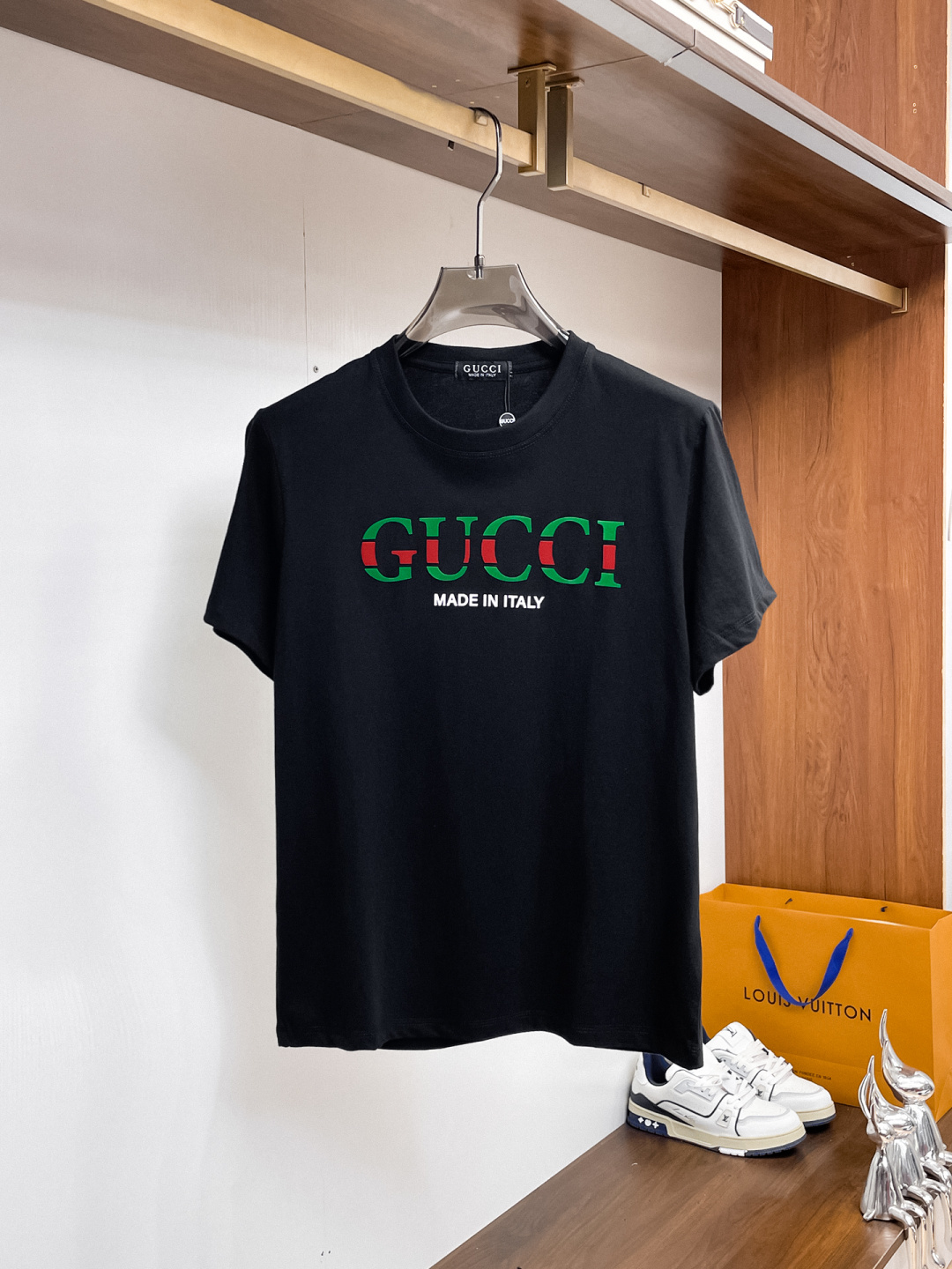 NO:859814,Gucci has all three labels. The latest 2026 summer short-sleeved short sleeves are available at the counter. The original order is very good. Fashionable original imported technical fabrics. The upper body is comfortable and breathable. Original customized hardware accessories. The upper body is handsome and stylish. All three labels are complete. Recommended model. The grade is very high. The purchasing code number is L-4XL. The maximum wearing capacity is 195 catties., gucci, T-shirt,19860909古驰三标齐全. 2026夏季新款最新品短袖,专柜同步有售,原单狠货,时尚进口原版科技面料,上身舒适透气,原版定制五金辅料,上身帅气有型,三标齐全,推荐款,档次极高,代购级码数L-4XL,最大穿195斤,,gucci,T-shirt,,Men's clothing