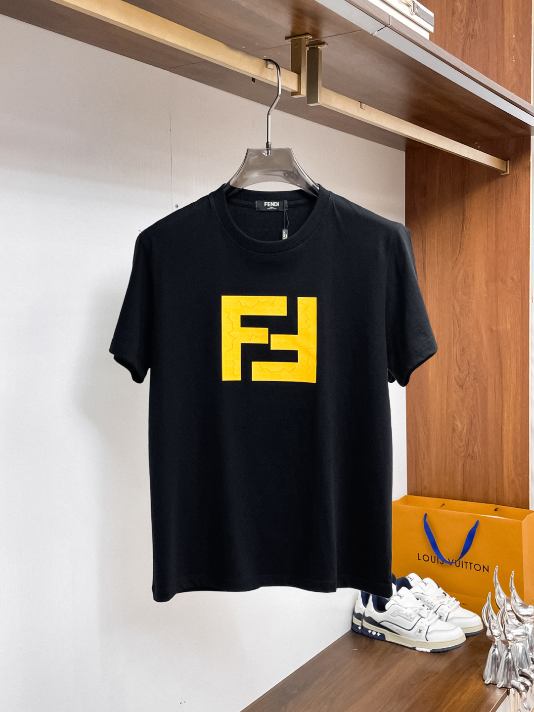 NO:859794,Fendi has all three labels. The latest 2026 summer short-sleeved short sleeves are available at the counter. The original order is very good. Fashionable imported original technical fabrics. The upper body is comfortable and breathable. Original customized hardware accessories. The upper body is handsome and stylish. All three labels are complete. Recommended model. Very high grade. Purchasing code number is L-4XL. Maximum wear is 195 pounds. Fendi, T-shirt.19860909芬迪三标齐全. 2026夏季新款最新品短袖,专柜同步有售,原单狠货,时尚进口原版科技面料,上身舒适透气,原版定制五金辅料,上身帅气有型,三标齐全,推荐款,档次极高,代购级码数L-4XL,最大穿195斤,,fendi,T-shirt,,Men's clothing