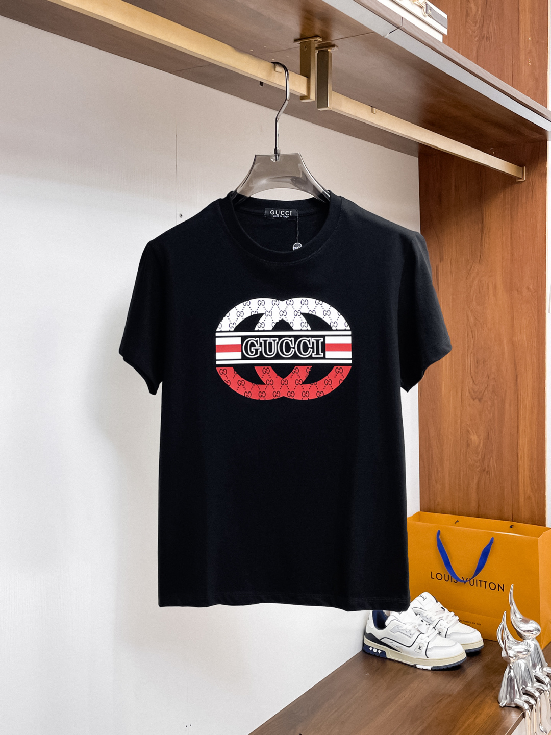 NO:859783,Gucci has all three labels. The latest 2026 summer short-sleeved short sleeves are available at the counter. The original order is very good. Fashionable original imported technical fabrics. The upper body is comfortable and breathable. Original customized hardware accessories. The upper body is handsome and stylish. All three labels are complete. Recommended model. The grade is very high. The purchasing code number is L-4XL. The maximum wearing capacity is 195 catties., gucci, T-shirt,19860909古驰三标齐全. 2026夏季新款最新品短袖,专柜同步有售,原单狠货,时尚进口原版科技面料,上身舒适透气,原版定制五金辅料,上身帅气有型,三标齐全,推荐款,档次极高,代购级码数L-4XL,最大穿195斤,,gucci,T-shirt,,Men's clothing