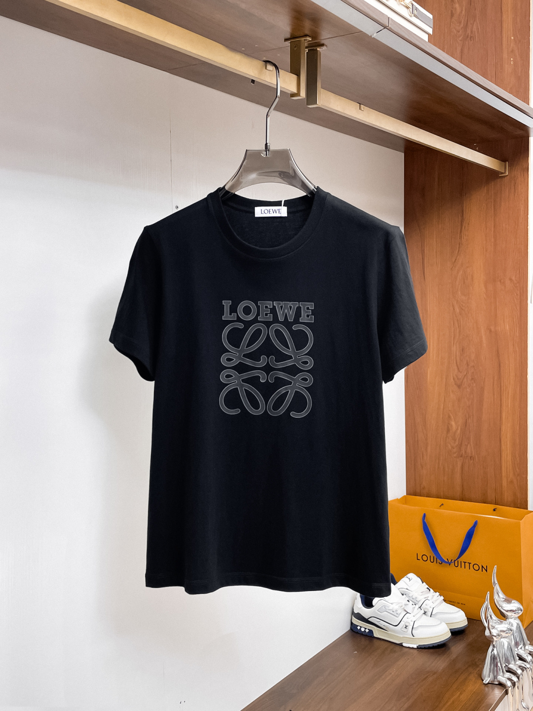 NO:859773,Loewe has all three labels. The latest 2026 summer short-sleeves are available at the counter. The original order is very good. Fashionable imported original technical fabrics. The upper body is comfortable and breathable. Original customized hardware accessories. The upper body is handsome and stylish. All three labels are complete. Recommended model. Very high grade. Purchasing code number L-4XL. Maximum wearing capacity is 195 catties. Loewe, T-shirt.19860909罗意威三标齐全. 2026夏季新款最新品短袖,专柜同步有售,原单狠货,时尚进口原版科技面料,上身舒适透气,原版定制五金辅料,上身帅气有型,三标齐全,推荐款,档次极高,代购级码数L-4XL,最大穿195斤,,loewe,T-shirt,,Men's clothing