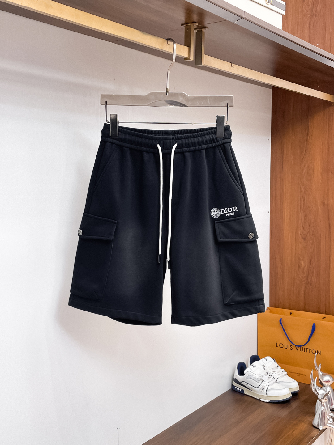 NO:859976,Dior has all three labels. The latest 2026 summer shorts, available at counters, original order, fashionable imported original technical fabrics, comfortable and breathable upper body, original customized hardware accessories, handsome and stylish upper body, complete with three labels, recommended style, extremely high grade, purchasing code number M-XXXL, maximum wearing capacity is 195 catties,, dior, shorts,19860909迪奥三标齐全. 2026夏季新款最新品短裤,专柜同步有售,原单狠货,时尚进口原版科技面料,上身舒适透气,原版定制五金辅料,上身帅气有型,三标齐全,推荐款,档次极高,代购级码数M-XXXL,最大穿195斤,,dior,shorts,,Men's clothing