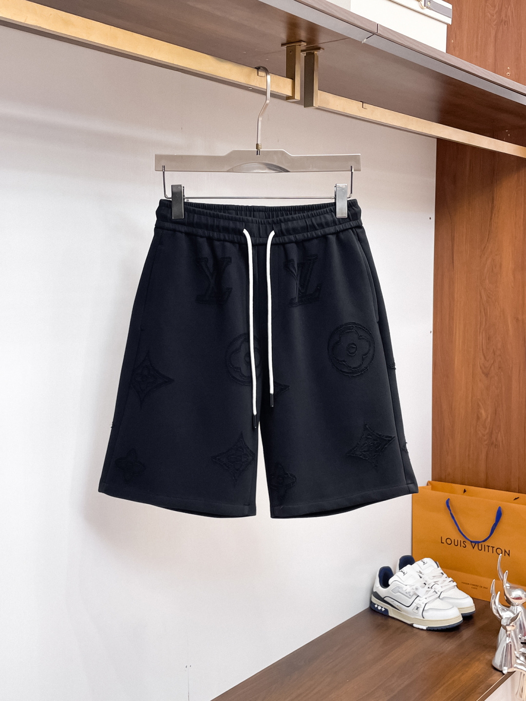 NO:859953,LV three labels are complete. The latest 2026 summer shorts are available at the counter at the same time. Original goods, fashionable original imported technical fabrics, comfortable and breathable upper body, original customized hardware accessories, handsome and stylish upper body, complete three labels, recommended model, extremely high grade, purchasing code number M-XXXL, maximum wearing capacity is 195 catties, louis vuitton, shorts,19860909LV三标齐全. 2026夏季新款最新品短裤,专柜同步有售,原单狠货,时尚进口原版科技面料,上身舒适透气,原版定制五金辅料,上身帅气有型,三标齐全,推荐款,档次极高,代购级码数M-XXXL,最大穿195斤,,louis vuitton,shorts,,Men's clothing