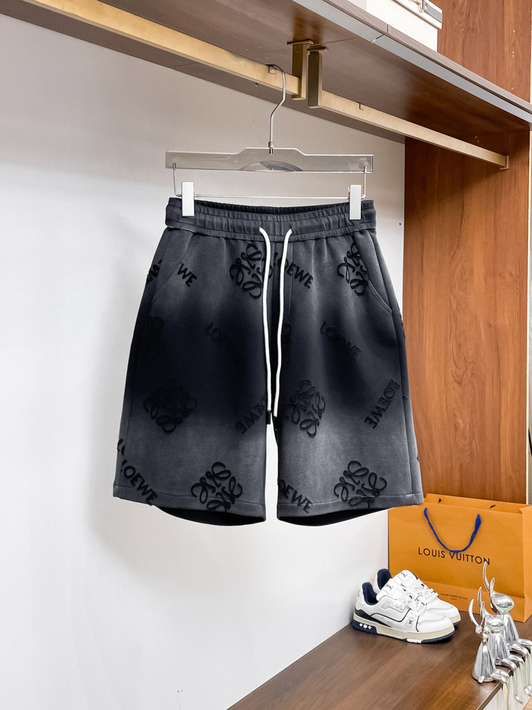 NO:859985,Loewe's three-standard complete 2026 new summer men's casual shorts, advanced custom-made breathable fabrics, extremely breathable, elastic and comfortable, impeccable details, top-grade accessories, original logo design concept, delicate and soft feel!  The upper body fit is awesome!  Sizes M-XXXL, please state your height and weight when ordering,,loewe,shorts,19860909罗意威三标齐全 2026夏季新款男士休闲短裤,高级定制面料透气面料 透气弹力舒适度极高,细节无可挑剔,顶级辅料配备,原版logo设计理念,手感细腻柔软！上身版型超赞！尺码M-XXXL下单报身高体重,,loewe,shorts,,Men's clothing