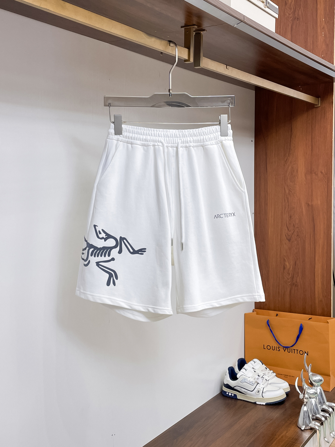 NO:859979,Arc'teryx three-standard complete 2026 new summer men's casual shorts, advanced custom-made breathable fabrics, extremely breathable, elastic and comfortable, impeccable details, top-grade accessories, original logo design concept, delicate and soft feel!  The upper body fit is awesome!  Sizes M-XXXL, please state your height and weight when ordering, arc'teryx, shorts,19860909始祖鸟 三标齐全 2026夏季新款男士休闲短裤,高级定制面料透气面料 透气弹力舒适度极高,细节无可挑剔,顶级辅料配备,原版logo设计理念,手感细腻柔软！上身版型超赞！尺码M-XXXL下单报身高体重,arc'teryx,shorts,,Men's clothing