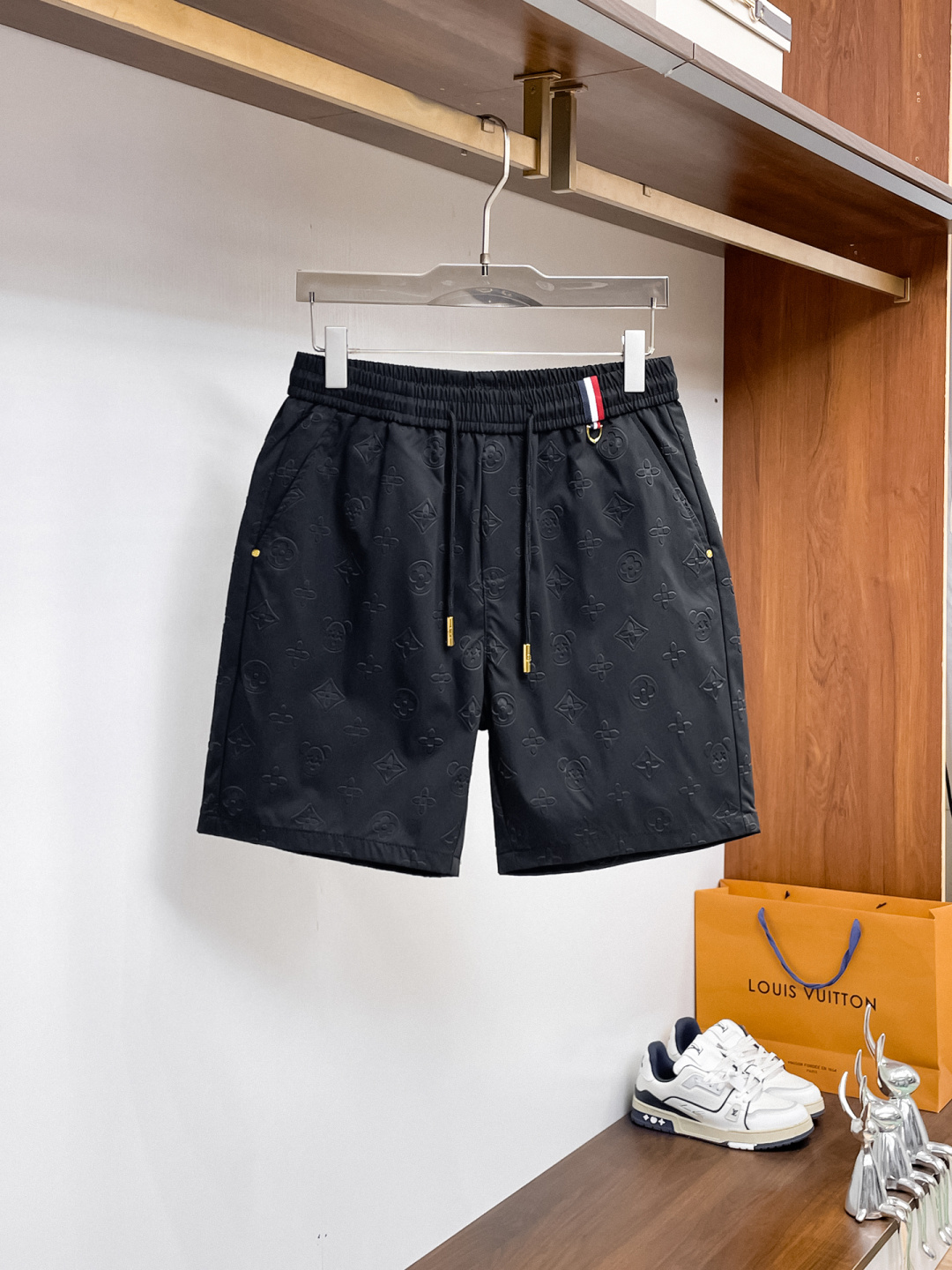 NO:859968,LV three-standard complete 2026 summer new men's casual shorts, advanced custom-made breathable fabrics, extremely breathable, elastic and comfortable, impeccable details, top-grade accessories, original logo design concept, delicate and soft feel!  The upper body fit is awesome!  Sizes M-XXXL, please state your height and weight when ordering,,louis vuitton,shorts,19860909LV 三标齐全 2026夏季新款男士休闲短裤,高级定制面料透气面料 透气弹力舒适度极高,细节无可挑剔,顶级辅料配备,原版logo设计理念,手感细腻柔软！上身版型超赞！尺码M-XXXL下单报身高体重,,louis vuitton,shorts,,Men's clothing