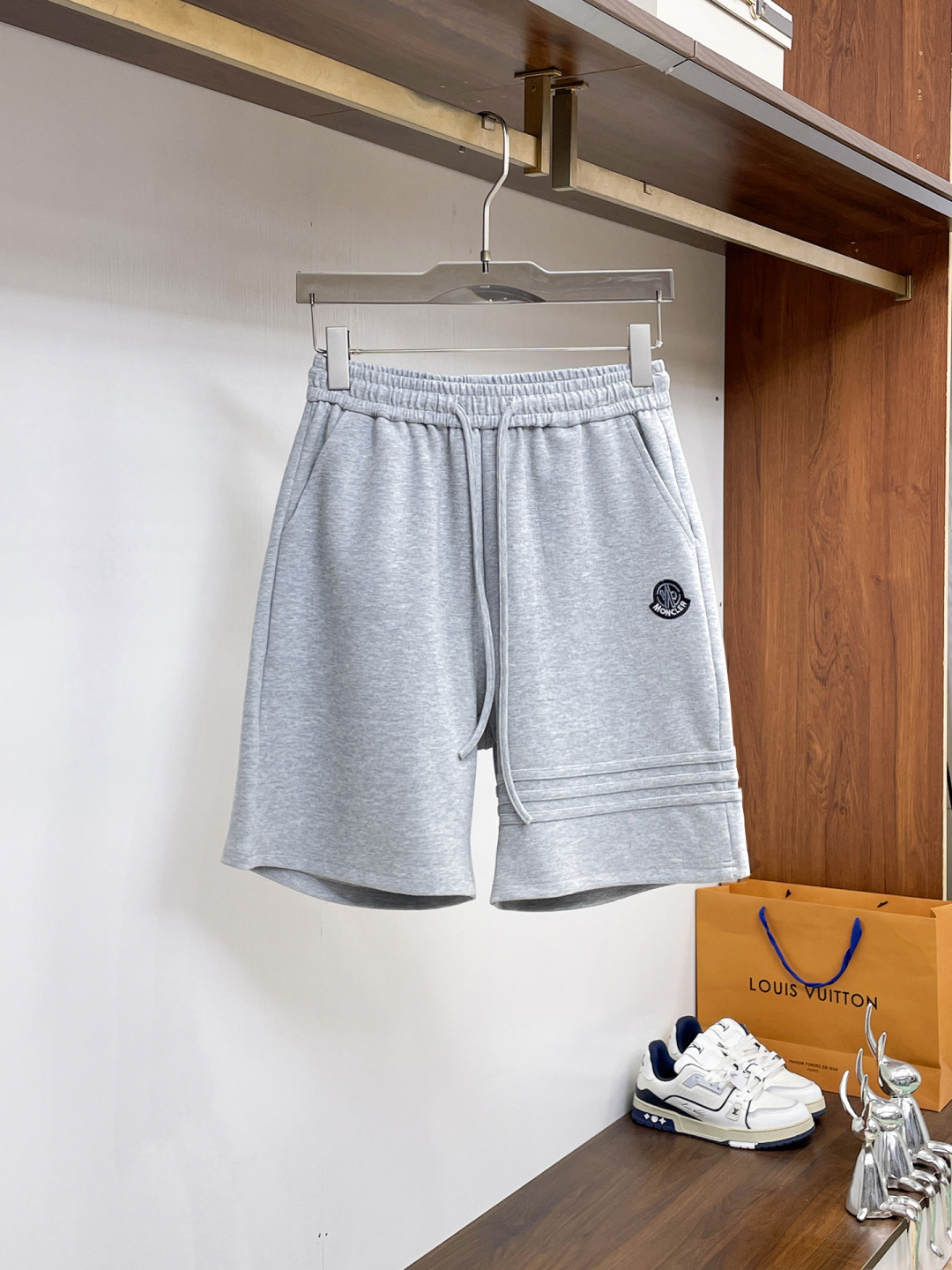 NO:859955,Mouth-mounted, complete with three standards, 2026 new summer men's casual shorts, advanced custom-made breathable fabrics, extremely breathable, elastic and comfortable, with impeccable details, top-grade accessories, original logo design concept, delicate and soft feel!  The upper body fit is awesome!  Sizes M-XXXL, please state your height and weight when ordering,,Moncler,shorts,19860909蒙口 三标齐全 2026夏季新款男士休闲短裤,高级定制面料透气面料 透气弹力舒适度极高,细节无可挑剔,顶级辅料配备,原版logo设计理念,手感细腻柔软！上身版型超赞！尺码M-XXXL下单报身高体重,,Moncler,shorts,,Men's clothing