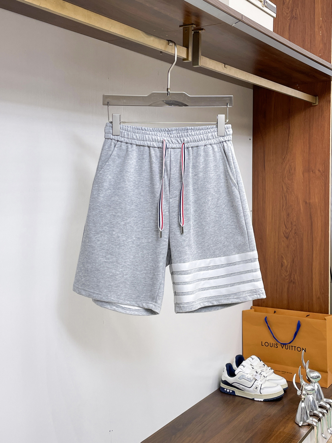 NO:859942,TB three-standard complete 2026 new summer men's casual shorts, advanced custom-made breathable fabrics, extremely breathable, elastic and comfortable, impeccable details, top-grade accessories, original logo design concept, delicate and soft feel!  The upper body fit is awesome!  Sizes M-XXXL, please state your height and weight when ordering,,shorts,19860909TB 三标齐全 2026夏季新款男士休闲短裤,高级定制面料透气面料 透气弹力舒适度极高,细节无可挑剔,顶级辅料配备,原版logo设计理念,手感细腻柔软！上身版型超赞！尺码M-XXXL下单报身高体重,,shorts,,Men's clothing