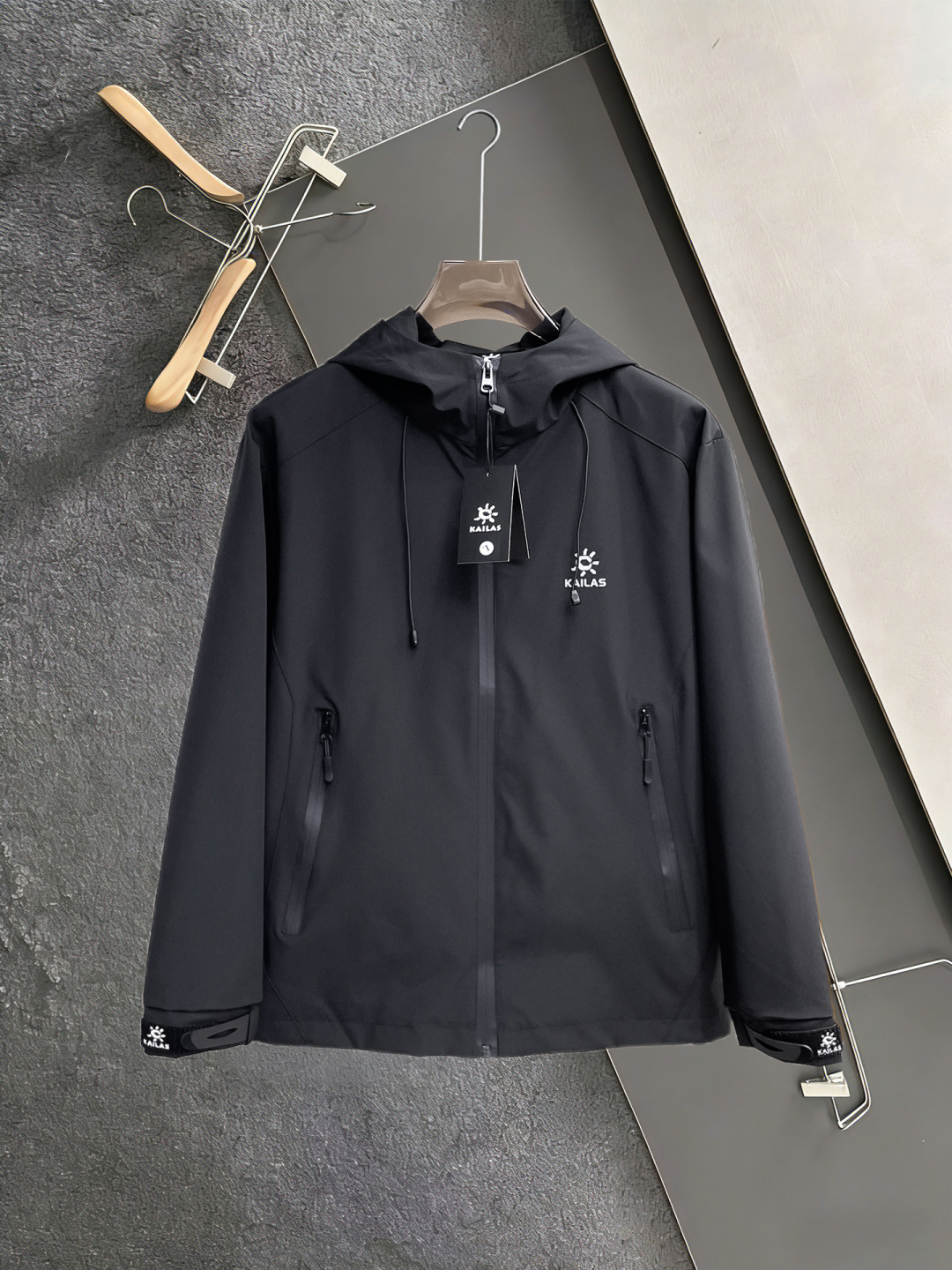 NO:860082,The same style as the official website of Kailer Stone, 2026ss spring new men's jacket, original single, three-standard complete high-end version!  , counter-customized fabrics with high breathability and comfort, impeccable details, brand element design concept, reflecting high quality. It feels delicate and soft!  It presents a casual cut and the upper body shape is awesome!  Size L～4XL, maximum wearing capacity is 195 catties.,,jackets & coats,jackets & coats,19860909凯乐石 官网同款, 2026ss开春新款男士夹克外套,原单三标齐全高端版本！,专柜定制面料 透气舒适度高,细节无可挑剔,品牌元素设计理念,体现高品质.手感细腻柔软！呈现休闲裁剪,上身版型超赞！码数L～4XL,最大穿195斤.,,jackets & coats,jackets & coats,,Men's clothing