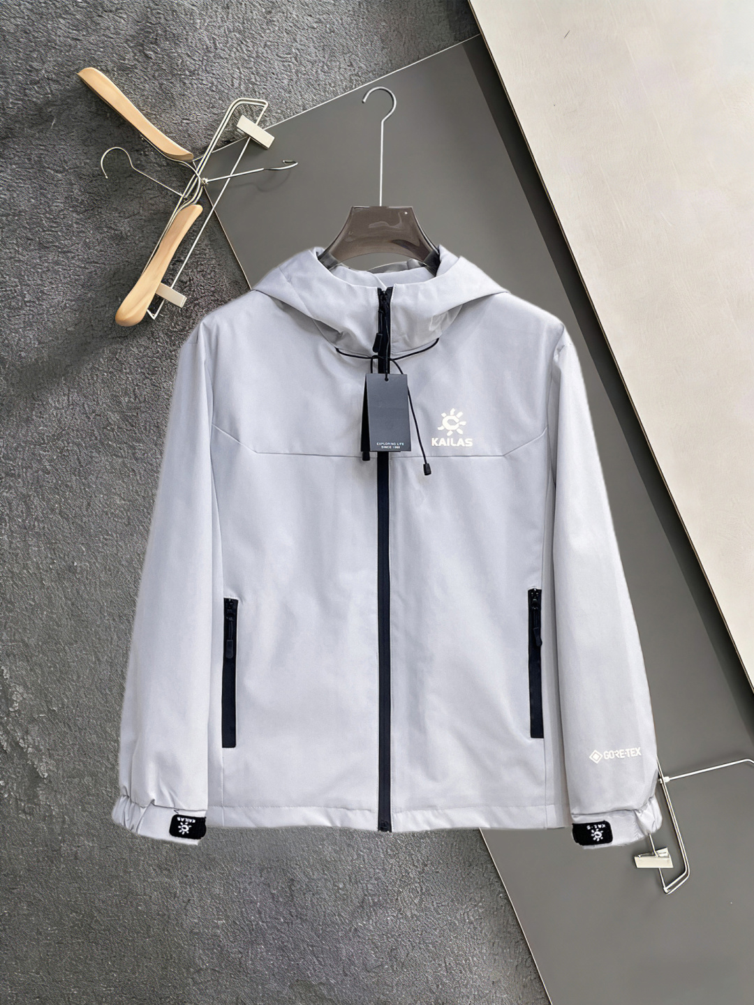 NO:860070,The same style as the official website of Kailer Stone, 2026ss spring new men's jacket, original three-standard complete high-end version!  , counter-customized fabrics with high breathability and comfort, impeccable details, brand element design concept, reflecting high quality. It feels delicate and soft!  It presents a casual cut and the upper body shape is awesome!  Size L～4XL, maximum wearing capacity is 195 catties.,,jackets & coats,jackets & coats,19860909凯乐石 官网同款,2026ss开春新款男士夹克外套,原单三标齐全高端版本！,专柜定制面料 透气舒适度高, 细节无可挑剔,品牌元素设计理念,体现高品质.手感细腻柔软！呈现休闲裁剪,上身版型超赞！码数L～4XL,最大穿195斤.,,jackets & coats,jackets & coats,,Men's clothing