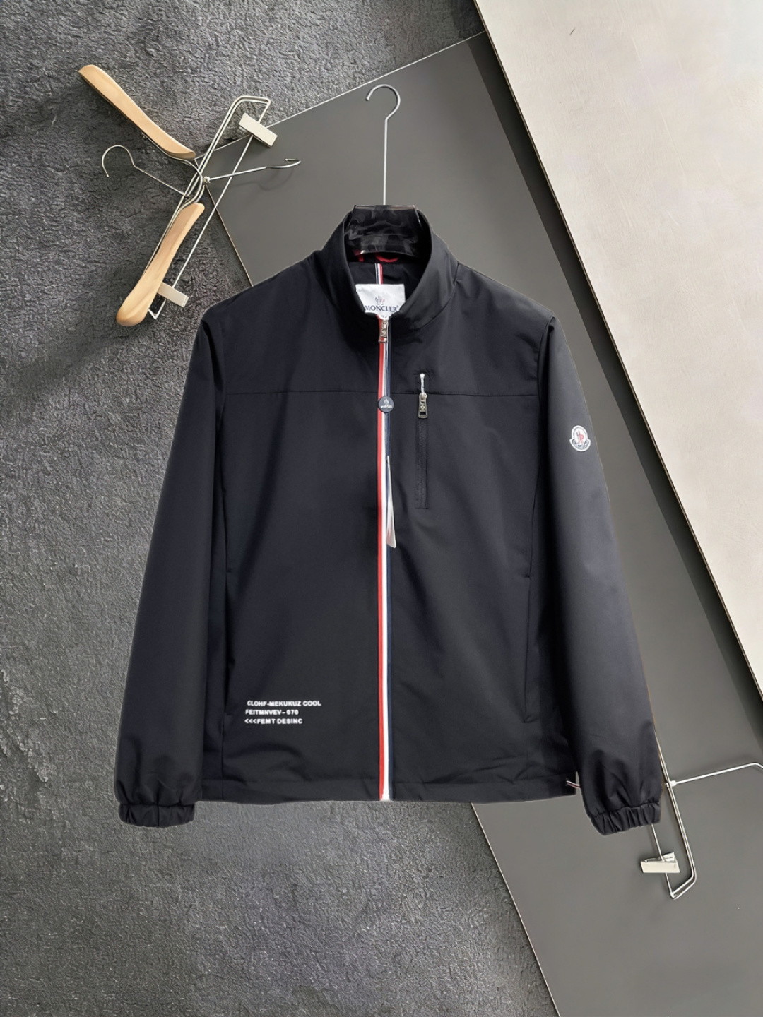 NO:860058,Mengkou official website same style, 2026ss spring new men's jacket, original single, three-standard complete high-end version!  , counter-customized fabrics with high breathability and comfort, impeccable details, brand element design concept, reflecting high quality. It feels delicate and soft!  It presents a casual cut and the upper body shape is awesome!  Size L～4XL, maximum wearing capacity is 195 catties.,,Moncler,jackets & coats,jackets & coats,19860909蒙口 官网同款,2026ss开春新款男士夹克外套,原单三标齐全高端版本！,专柜定制面料 透气舒适度高,细节无可挑剔,品牌元素设计理念,体现高品质.手感细腻柔软！呈现休闲裁剪,上身版型超赞！码数L～4XL,最大穿195斤.,,Moncler,jackets & coats,jackets & coats,,Men's clothing