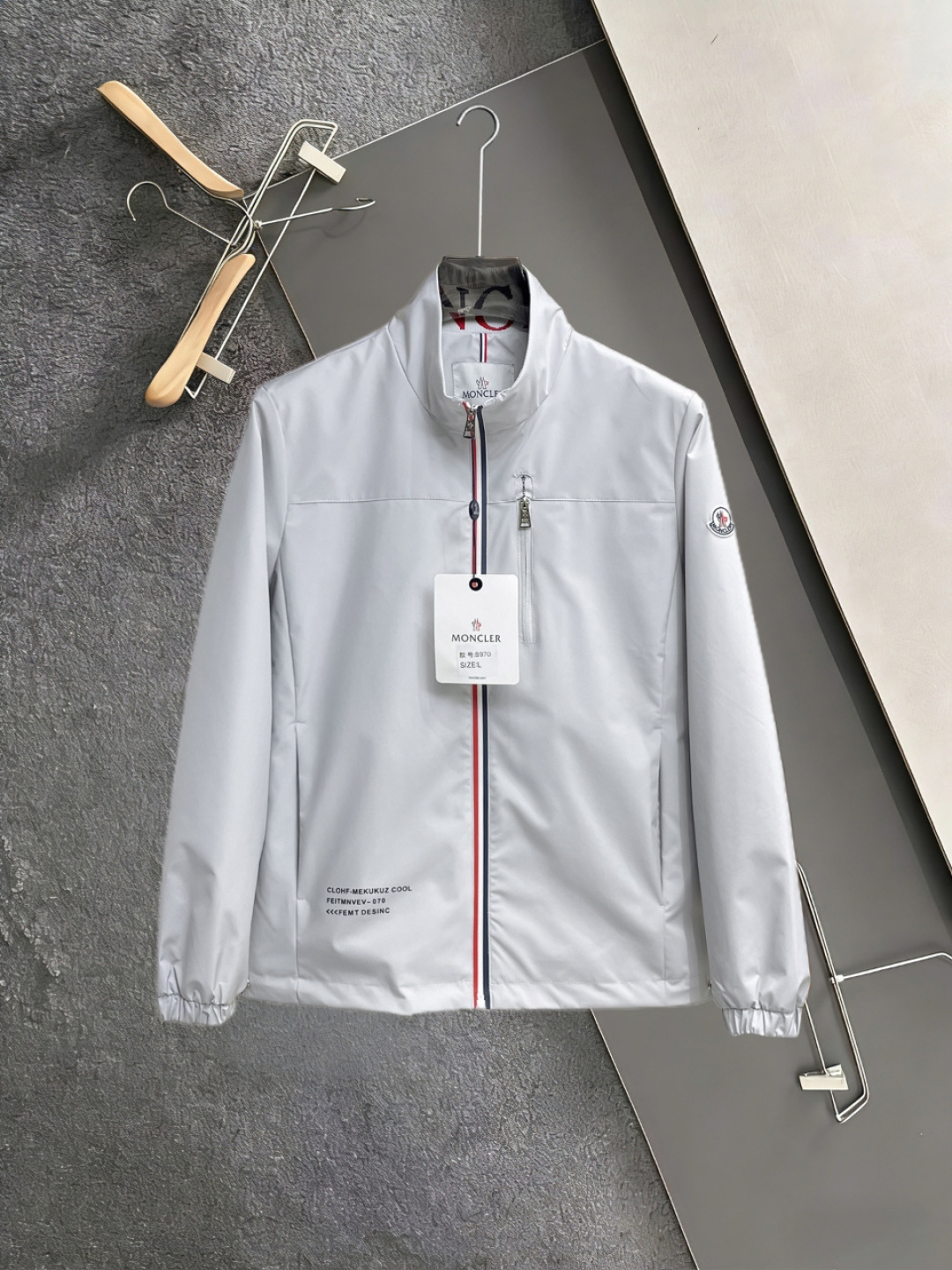NO:860048,Mengkou official website same style, 2026ss spring new men's jacket, original single three-standard complete high-end version!  , counter-customized fabrics with high breathability and comfort, impeccable details, brand element design concept, reflecting high quality. It feels delicate and soft!  It presents a casual cut and the upper body shape is awesome!  Size L～4XL, maximum wearing capacity is 195 catties.,,Moncler,jackets & coats,jackets & coats,19860909蒙口 官网同款,2026ss开春新款男士夹克外套, 原单三标齐全高端版本！,专柜定制面料 透气舒适度高,细节无可挑剔,品牌元素设计理念,体现高品质.手感细腻柔软！呈现休闲裁剪,上身版型超赞！码数L～4XL,最大穿195斤.,,Moncler,jackets & coats,jackets & coats,,Men's clothing