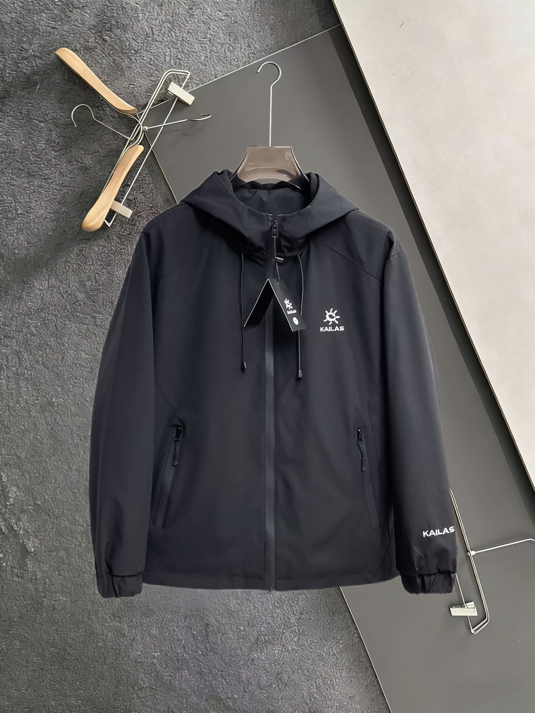 NO:860039,The same style as the official website of Kailer Stone, 2026ss spring new men's jacket, original three-standard complete high-end version!  , counter-customized fabrics with high breathability and comfort, impeccable details, brand element design concept, reflecting high quality. It feels delicate and soft!  It presents a casual cut and the upper body shape is awesome!  Size L～4XL, maximum wearing capacity is 195 catties.,,jackets & coats,jackets & coats,19860909凯乐石 官网同款,2026ss开春新款男士夹克外套,原单三标齐全高端版本！,专柜定制面料 透气舒适度高,细节无可挑剔,品牌元素设计理念,体现高品质. 手感细腻柔软！呈现休闲裁剪,上身版型超赞！码数L～4XL,最大穿195斤.,,jackets & coats,jackets & coats,,Men's clothing