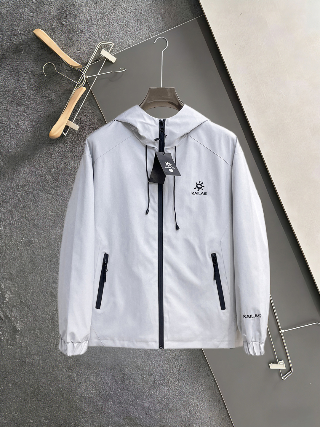 NO:860029,The same style as the official website of Kailer Stone, 2026ss spring new men's jacket, original three-standard complete high-end version!  , counter-customized fabrics with high breathability and comfort, impeccable details, brand element design concept, reflecting high quality. It feels delicate and soft!  It presents a casual cut and the upper body shape is awesome!  Size L～4XL, maximum wearing capacity is 195 catties.,,jackets & coats,jackets & coats,19860909凯乐石 官网同款,2026ss开春新款男士夹克外套,原单三标齐全高端版本！ ,专柜定制面料 透气舒适度高,细节无可挑剔,品牌元素设计理念,体现高品质.手感细腻柔软！呈现休闲裁剪,上身版型超赞！码数L～4XL,最大穿195斤.,,jackets & coats,jackets & coats,,Men's clothing
