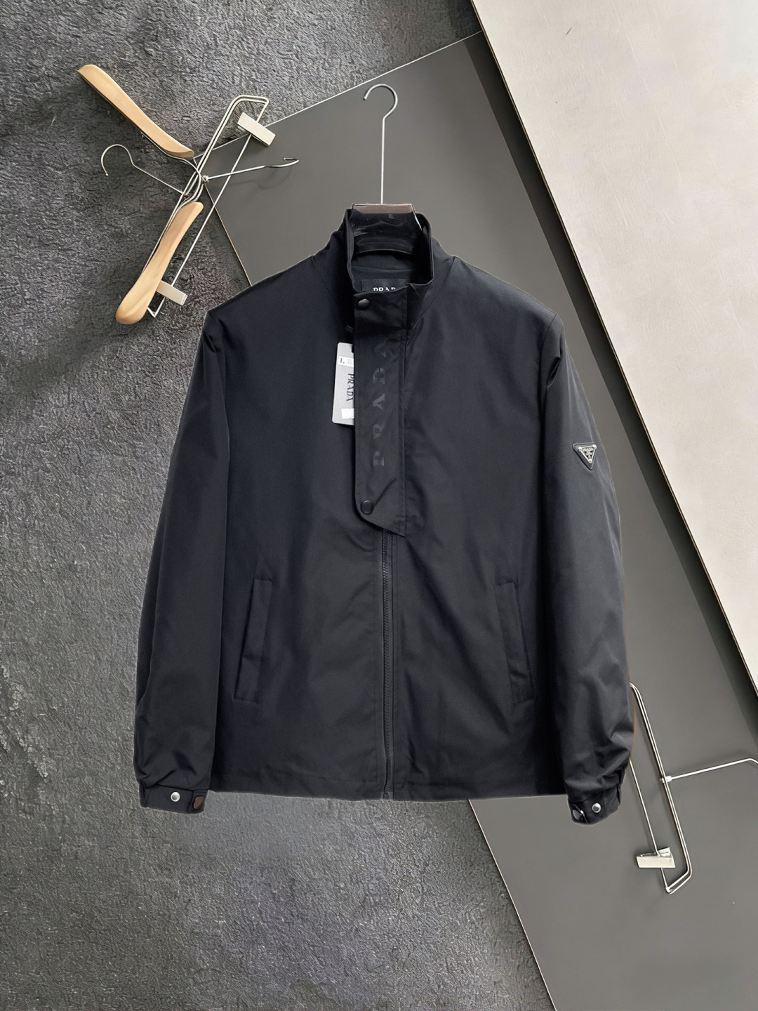NO:860018,Same style as Prada's official website, 2026ss new spring men's jacket, original single, three-standard, high-end version!  , counter-customized fabrics with high breathability and comfort, impeccable details, brand element design concept, reflecting high quality. It feels delicate and soft!  It presents a casual cut and the upper body shape is awesome!  Size L～4XL, maximum wearing capacity is 195 catties.,,prada,jackets & coats,jackets & coats,19860909普拉达 官网同款, 2026ss开春新款男士夹克外套,原单三标齐全高端版本！,专柜定制面料 透气舒适度高,细节无可挑剔,品牌元素设计理念,体现高品质.手感细腻柔软！呈现休闲裁剪,上身版型超赞！码数L～4XL,最大穿195斤.,,prada,jackets & coats,jackets & coats,,Men's clothing