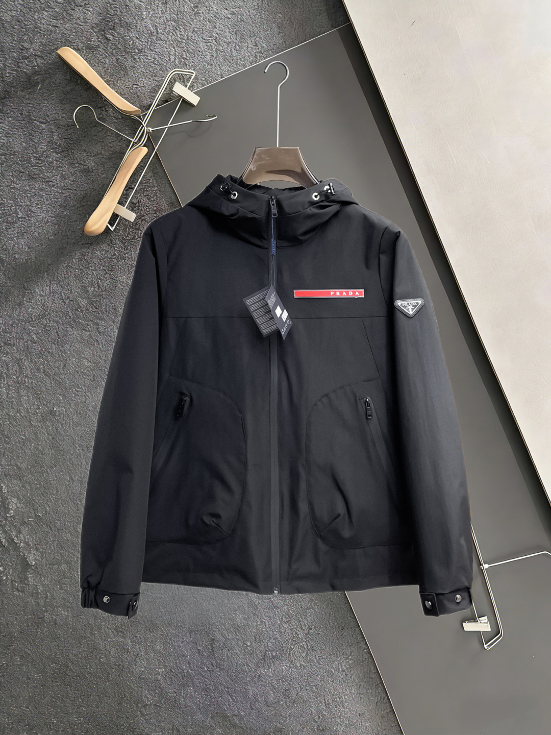 NO:860008,Same style as Prada's official website, 2026ss new spring men's jacket, original single, three-standard, high-end version!  , counter-customized fabrics with high breathability and comfort, impeccable details, brand element design concept, reflecting high quality. It feels delicate and soft!  It presents a casual cut and the upper body shape is awesome!  Size L～4XL, maximum wearing capacity is 195 catties.,,prada,jackets & coats,jackets & coats,19860909普拉达 官网同款,2026ss开春新款男士夹克外套,原单三标齐全高端版本！,专柜定制面料 透气舒适度高,细节无可挑剔,品牌元素设计理念,体现高品质.手感细腻柔软！呈现休闲裁剪,上身版型超赞！码数L～4XL,最大穿195斤.,,prada,jackets & coats,jackets & coats,,Men's clothing