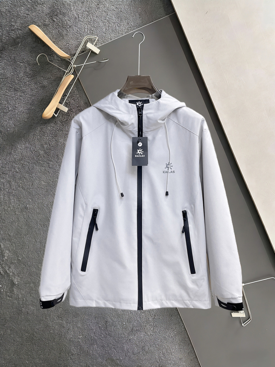 NO:859998,The same style as the official website of Kailer Stone, 2026ss spring new men's jacket, original single, three-standard complete high-end version!  , counter-customized fabrics with high breathability and comfort, impeccable details, brand element design concept, reflecting high quality. It feels delicate and soft!  It presents a casual cut and the upper body shape is awesome!  Size L～4XL, maximum wearing capacity is 195 catties.,,jackets & coats,jackets & coats,19860909凯乐石 官网同款,2026ss开春新款男士夹克外套, 原单三标齐全高端版本！,专柜定制面料 透气舒适度高,细节无可挑剔,品牌元素设计理念,体现高品质.手感细腻柔软！呈现休闲裁剪,上身版型超赞！码数L～4XL,最大穿195斤.,,jackets & coats,jackets & coats,,Men's clothing
